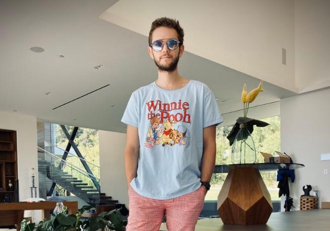 德國電音製作人「Zedd」因為按了《南方四賤客》的讚，慘遭中國封殺，日前他曬出穿小熊維尼T恤照片，嘲諷意味十足。（翻攝自Zedd推特）