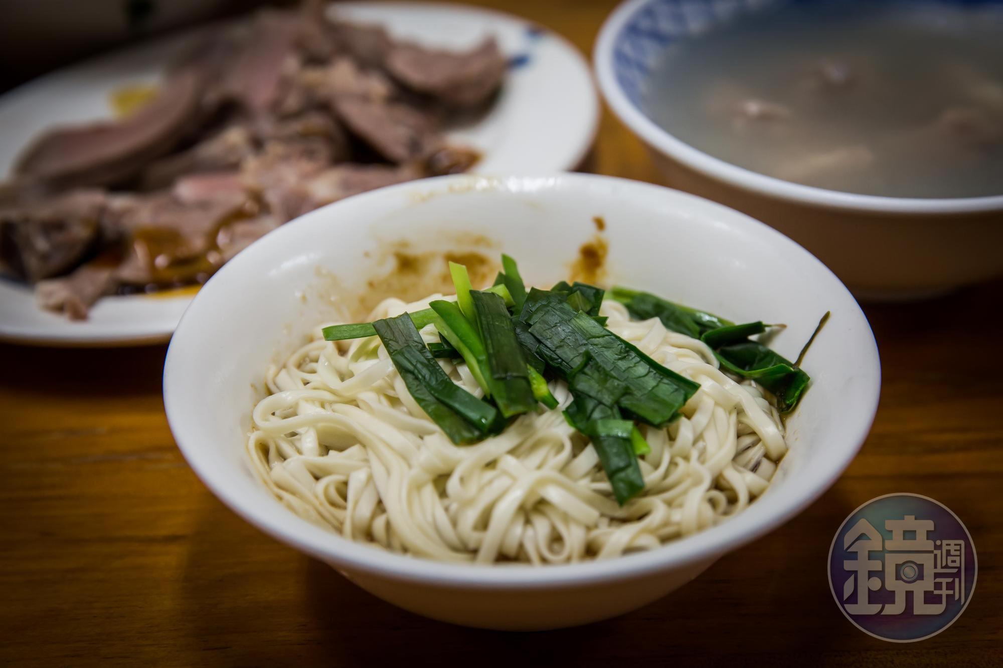 混搭蔥油酥豬油、芝麻醬與豆瓣醬，以及獨門秘製醬料的古早味乾麵，滋味簡單，是林裕閔每次到老麵店的必吃料理。（35元／小份）