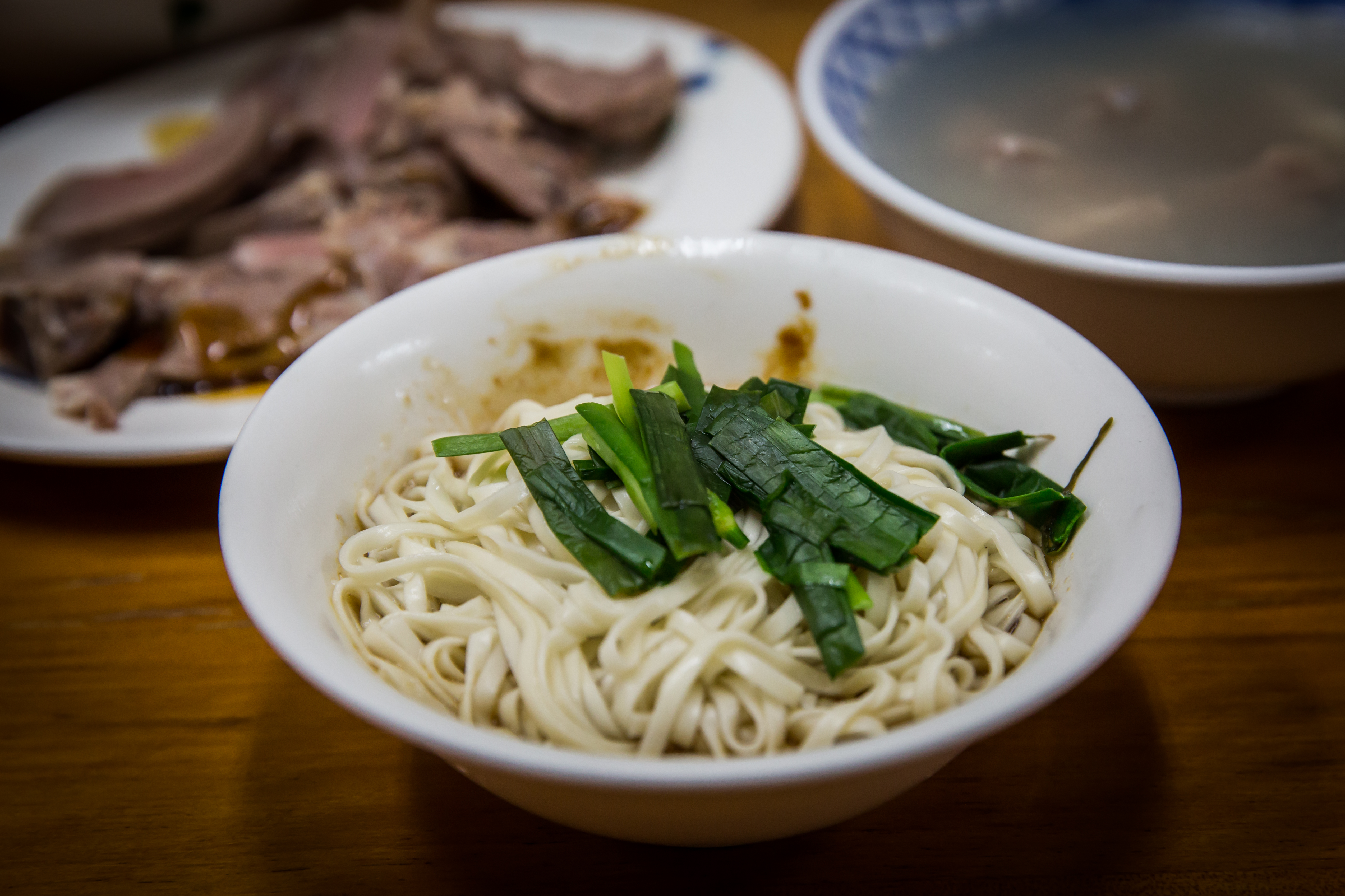 混搭蔥油酥豬油、芝麻醬與豆瓣醬，以及獨門秘製醬料的古早味乾麵，滋味簡單，是林裕閔每次到老麵店的必吃料理。（35元／小份）