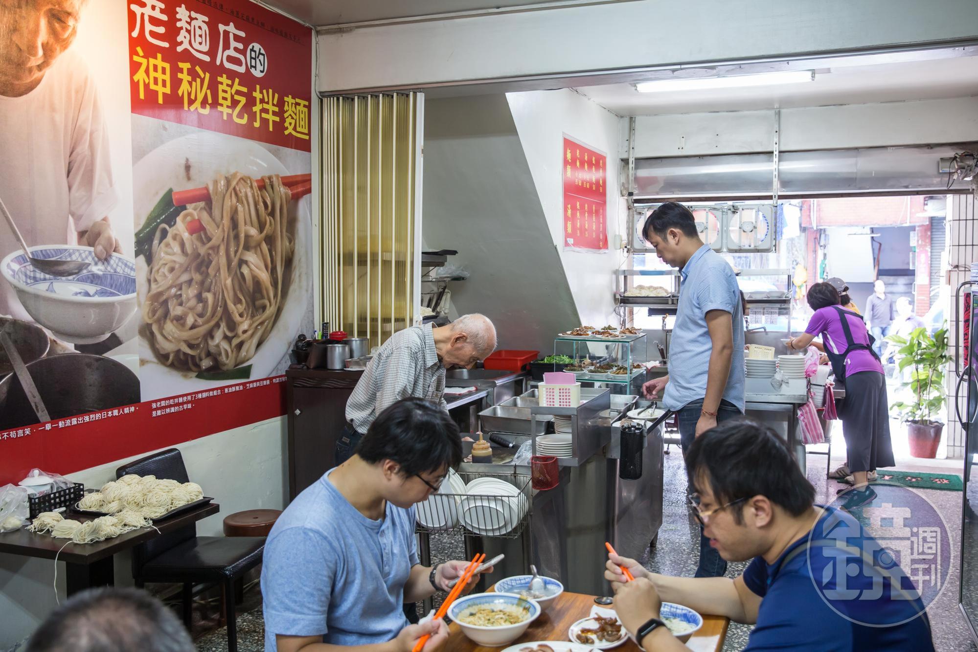 老麵店店內的坪數不大，擺了幾張簡單的桌椅，牆上掛著古早味乾麵的宣傳海報。