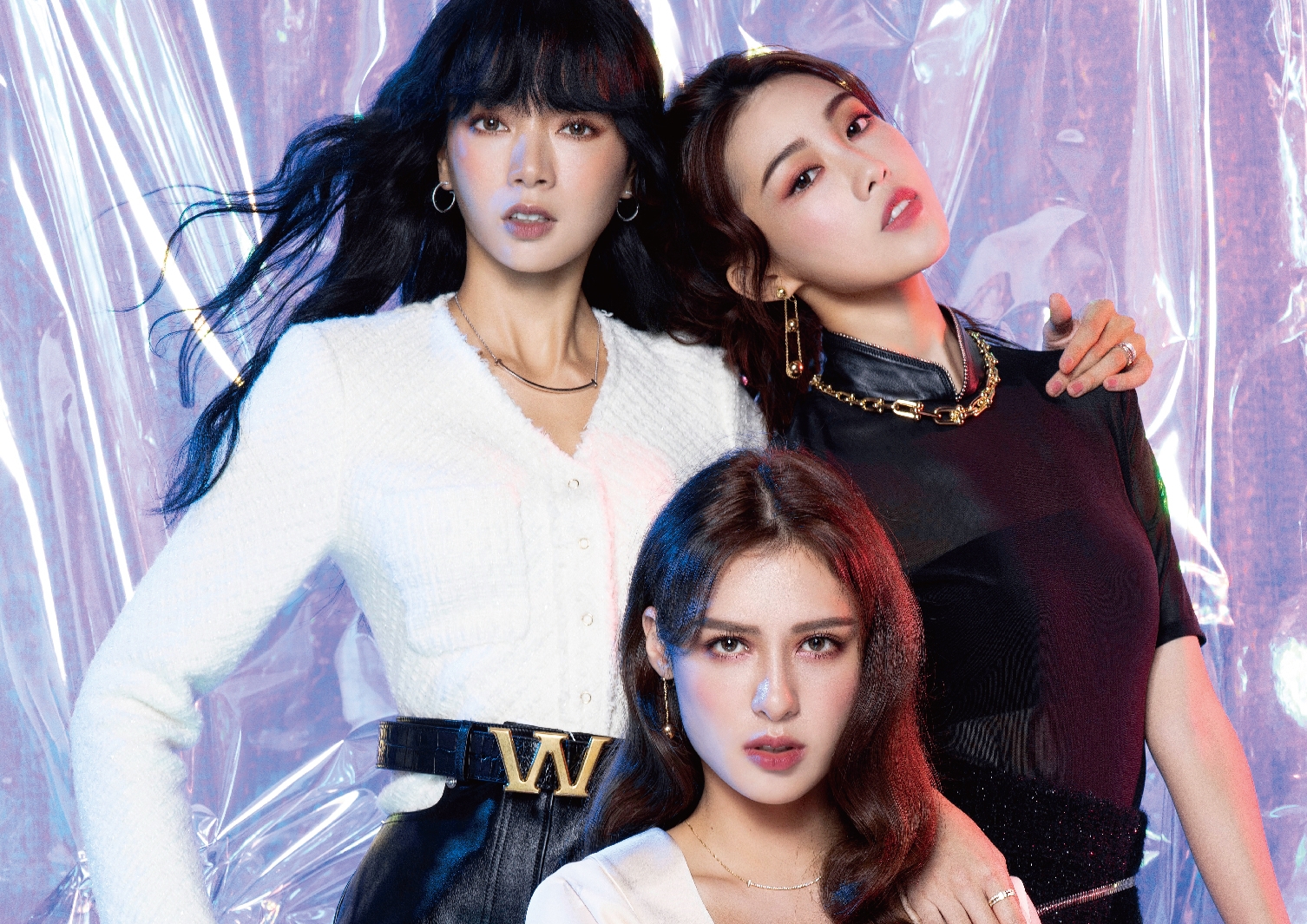 微女神郭源元、宋蘋恩、佟凱玲三姝首次合體的三館同慶封面，三人分別代表不同分館來較勁。（微風國際提供）