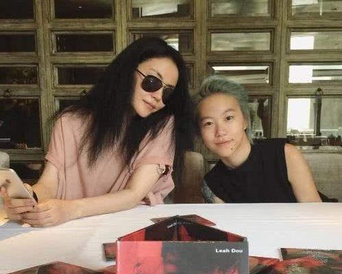 王菲的生活重心是兩個女兒,圖右是頗有音樂細胞的大女兒竇靖童。(翻攝新浪娛樂)