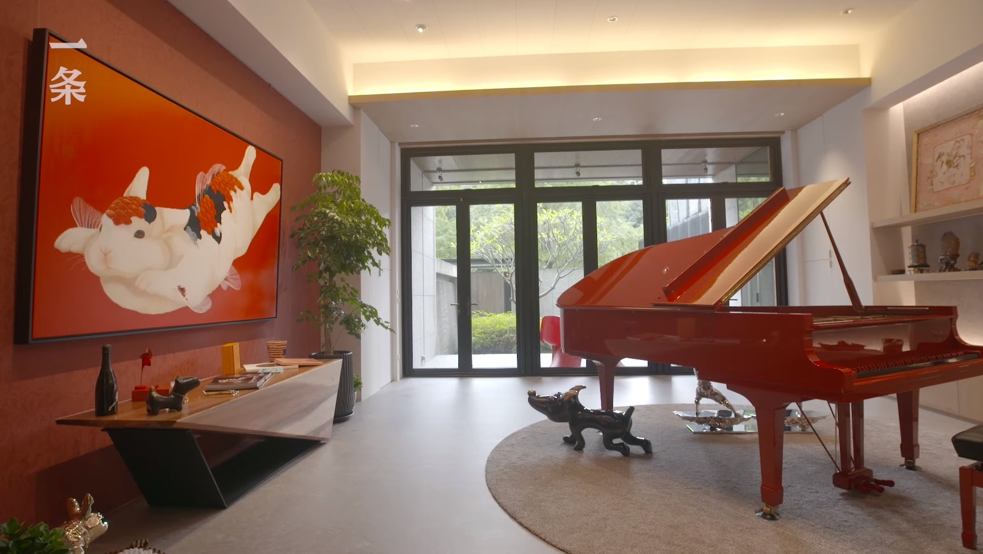 開門見紅,鯉魚兔畫作及訂製的紅色鋼琴都為老蕭帶來極佳財運。(翻攝自一条youtube)