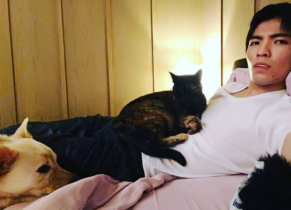 蕭敬騰養了6隻狗4隻貓,大院子及露台成了看房重點。(翻攝蕭敬騰FB)