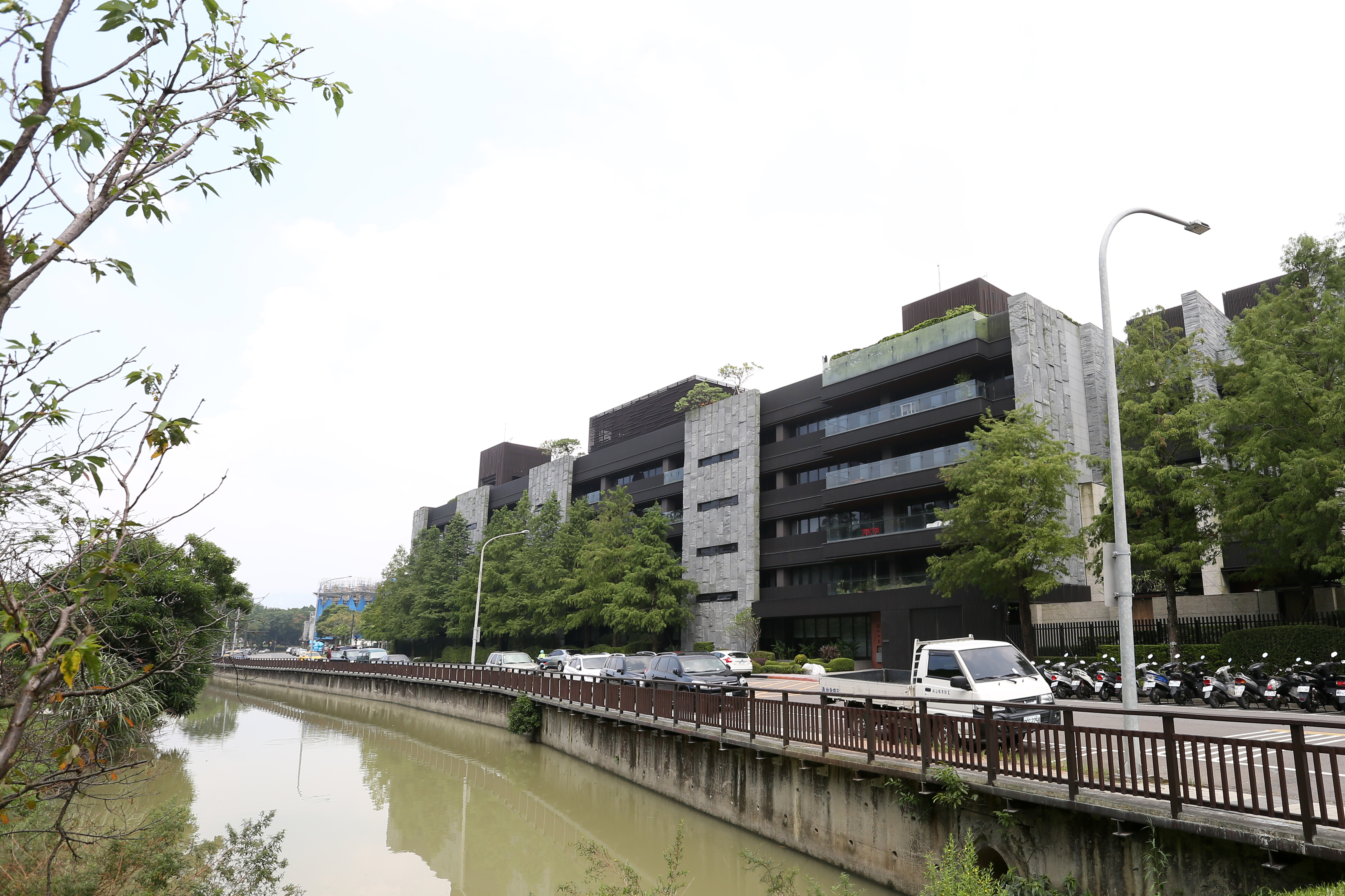 老蕭在南港的別墅「天開圖畫」外觀豪邁，黑灰色系走低調奢華風。