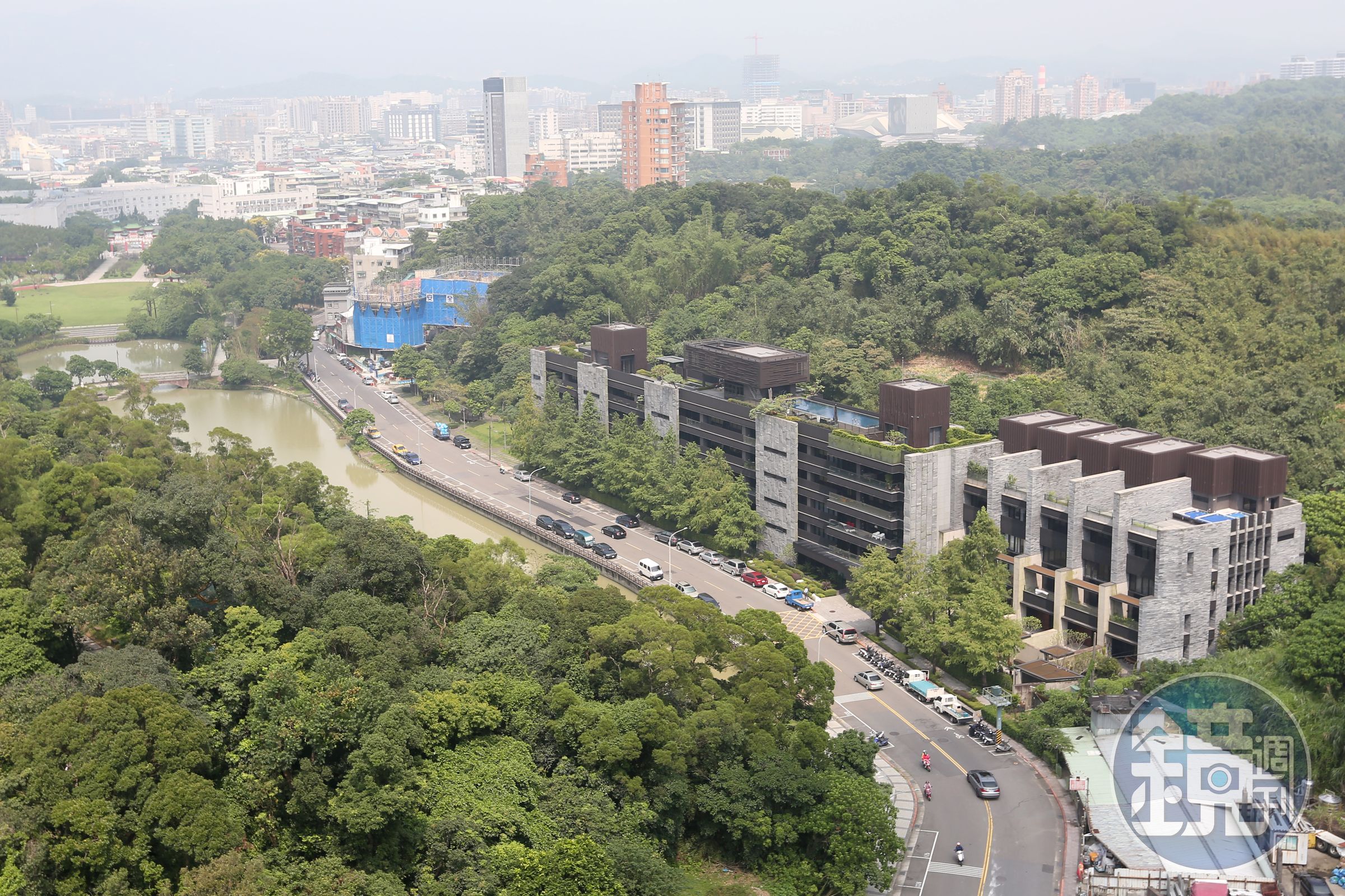 蕭敬騰的豪宅被前面道路攔腰環抱、為「玉帶水」是好風水格局。