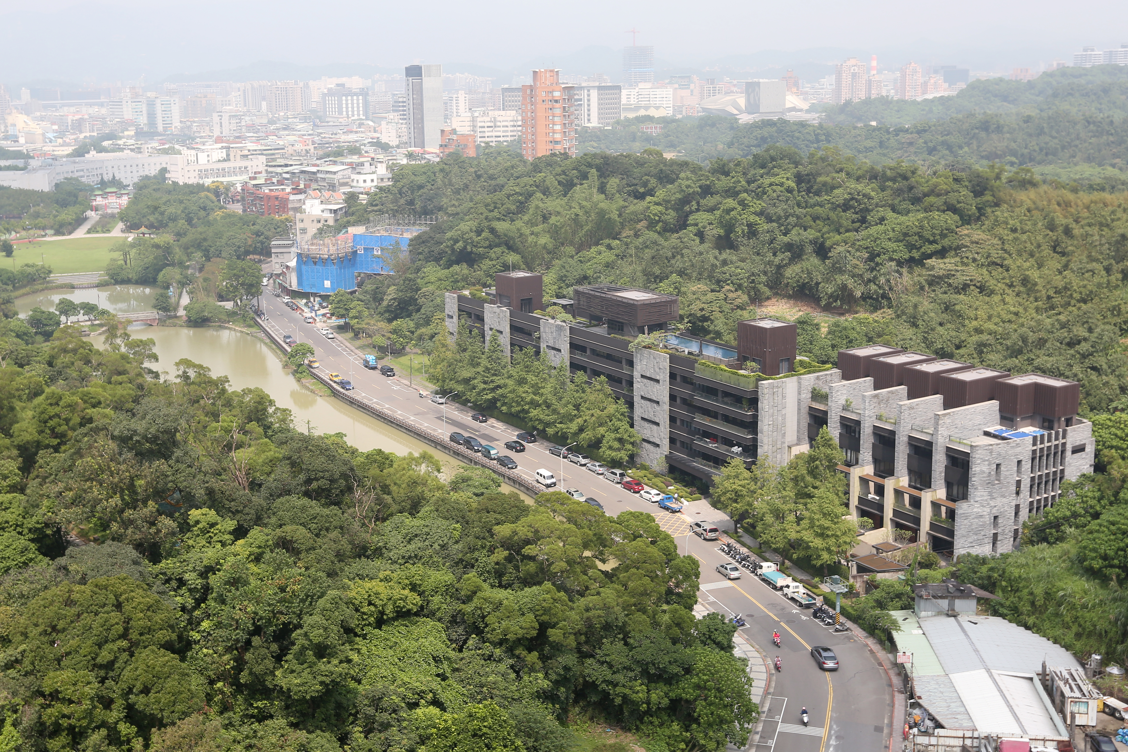 蕭敬騰的豪宅被前面道路攔腰環抱、為「玉帶水」是好風水格局。