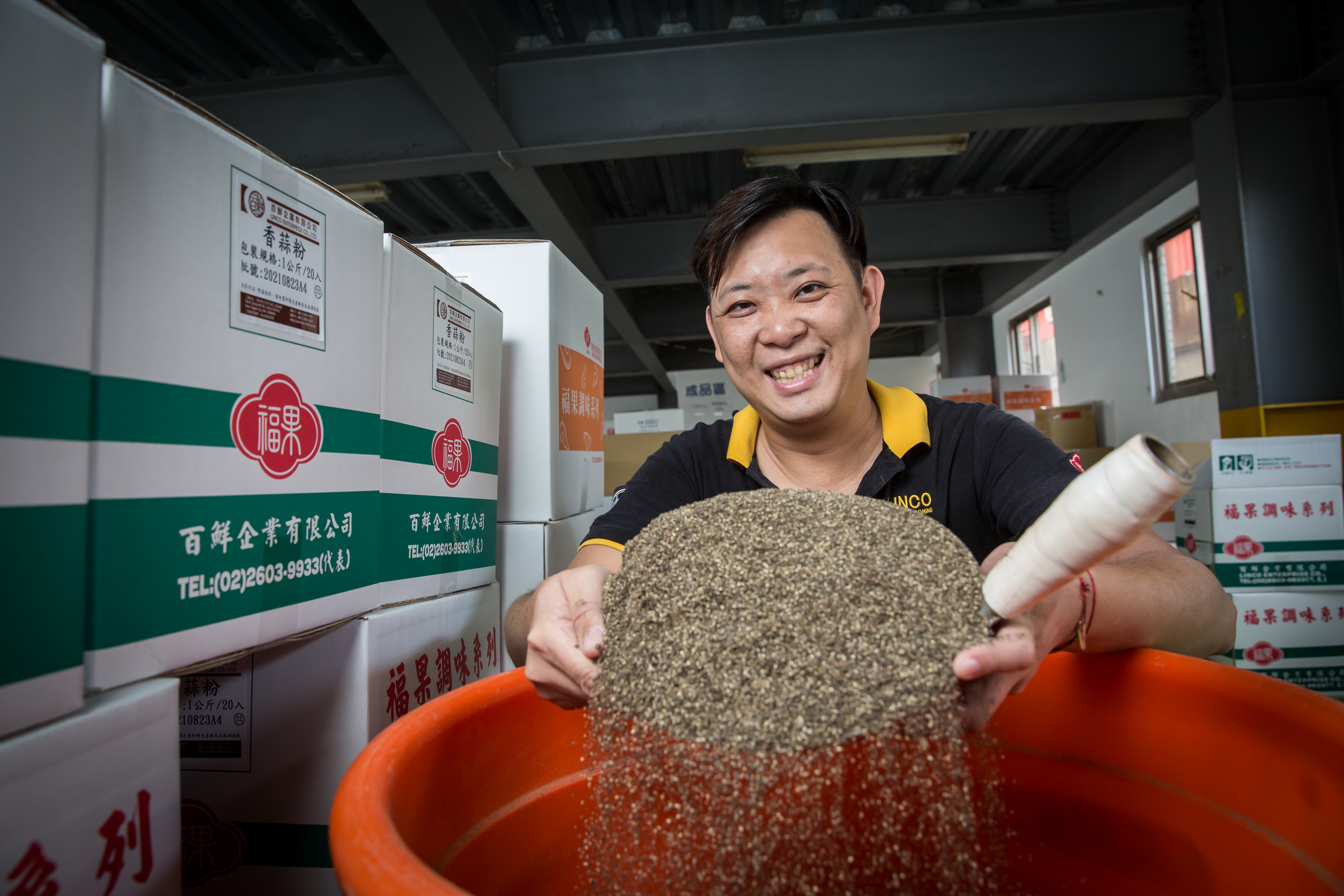 林裕閔身段靈活，做生意屬於武派，主導百鮮的對外業務。