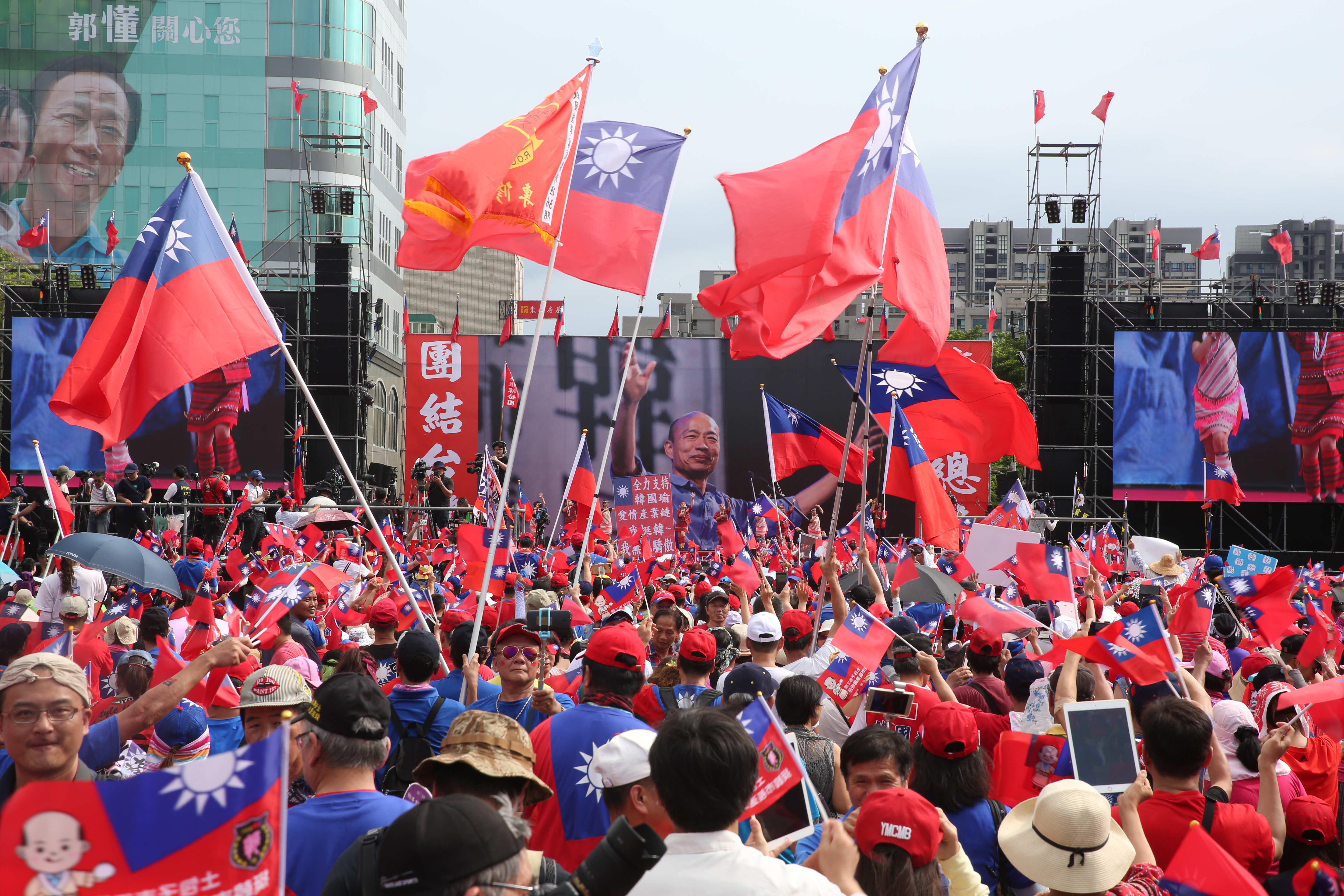 韓國瑜以往的造勢活動，都能看見一大片青天白日滿地紅的國旗飄揚。（資料照）
