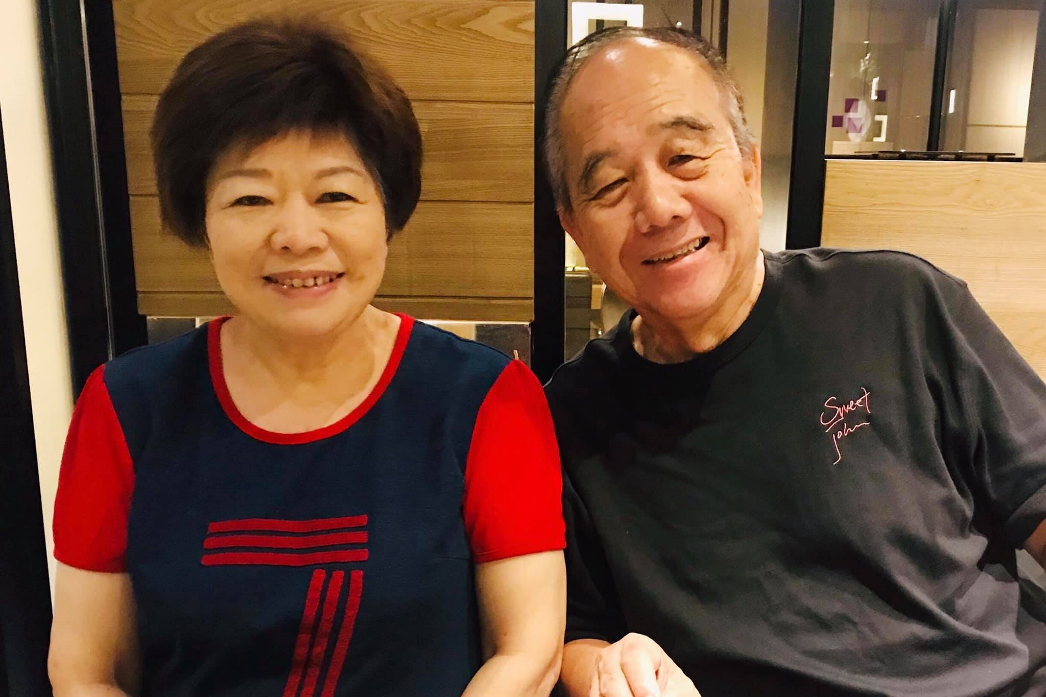 廖輝英（左）和先生（右）結婚40年，夫妻關係雖不睦，但日前先生罹癌，廖輝英仍盡心盡力照顧先生走完最後一程。（翻攝廖輝英臉書）