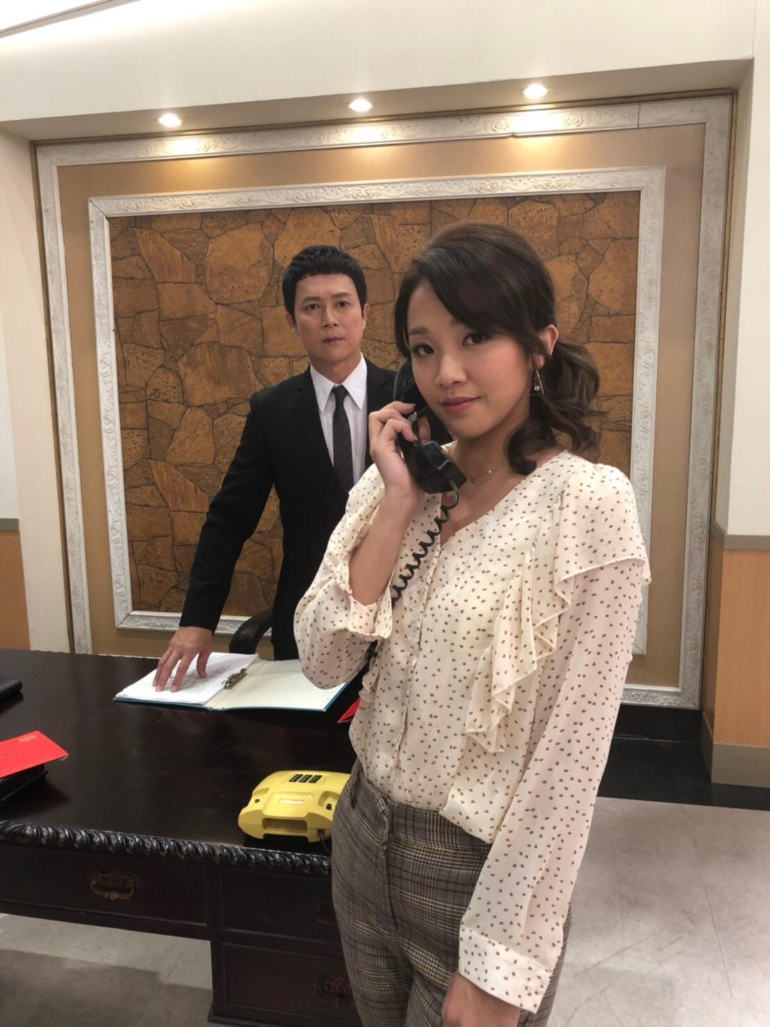 賴慧如劇中飾演傅子純初戀情人,導演老公還陪她練劇本。(民視提供)