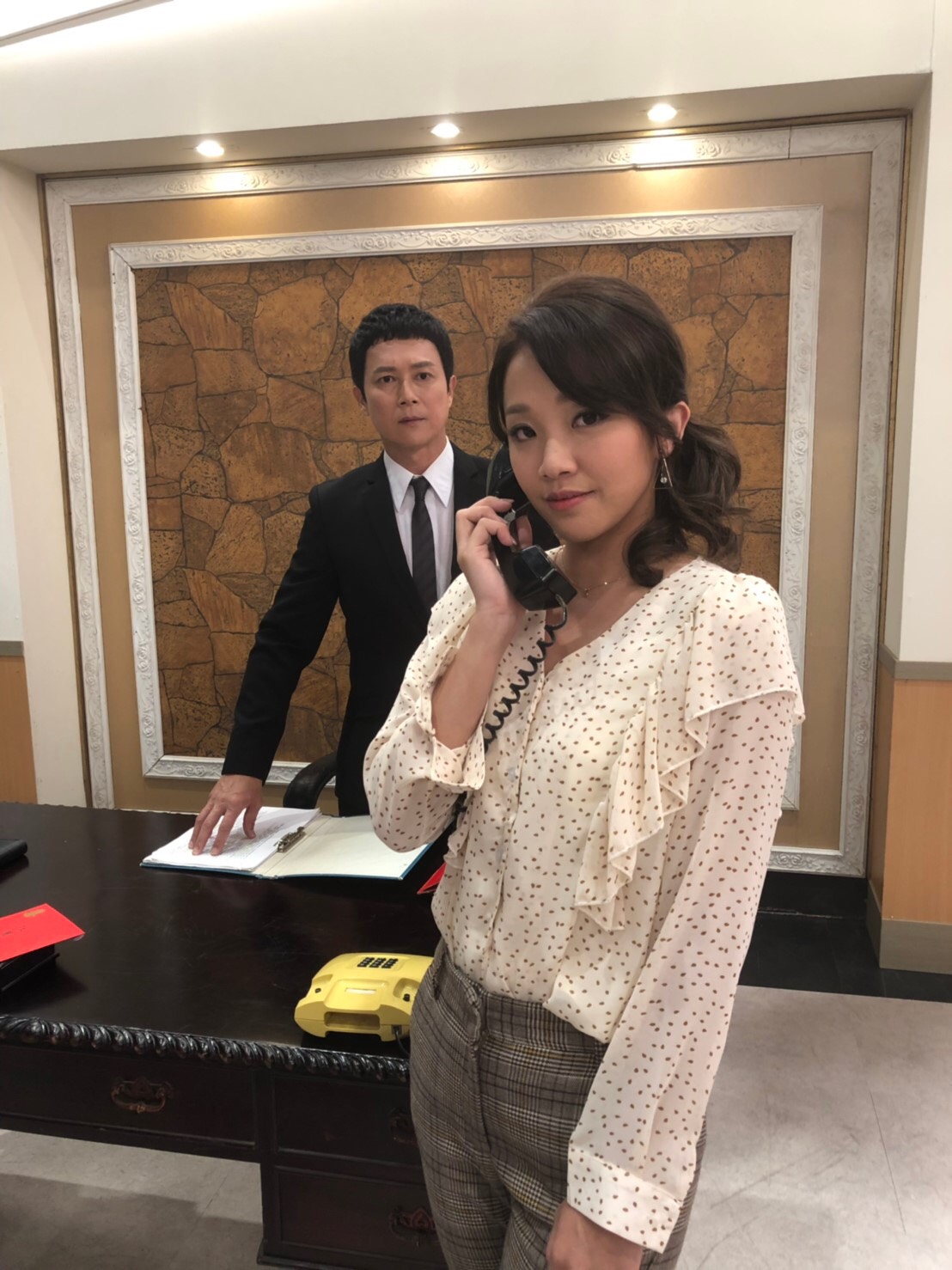 賴慧如劇中飾演傅子純初戀情人,導演老公還陪她練劇本。(民視提供)