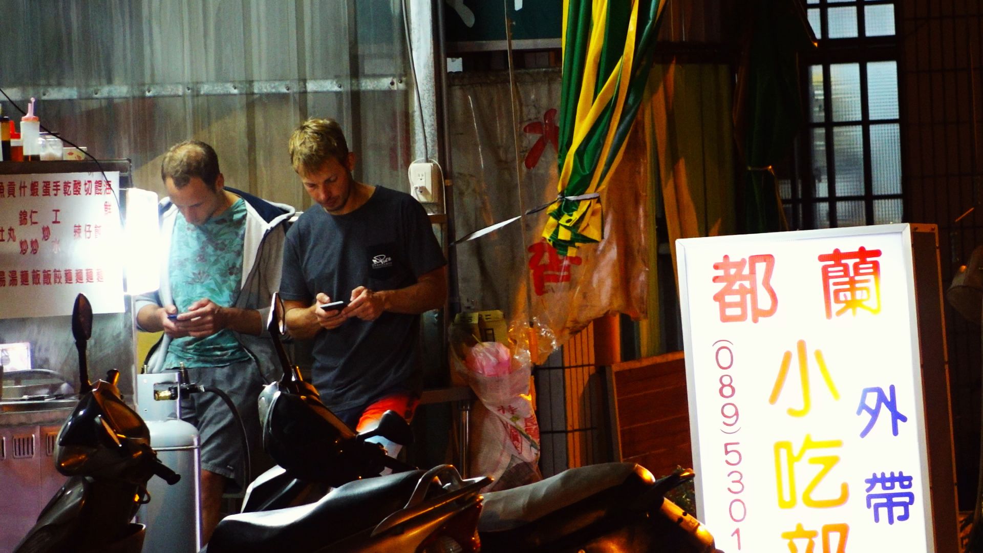 入夜後的都蘭一片靜謐,依然熱鬧的往往是衝浪主題的酒吧或大街上的小吃店。