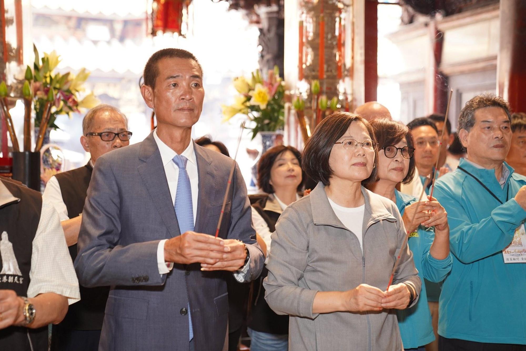 北港朝天宮董事長蔡咏鍀（左）強調朝天宮的兩岸交流是單純宗教交流，董事加入政黨是個人自由，照片為總統蔡英文9月21日前往北港朝天宮參拜。（翻攝北港朝天宮臉書）