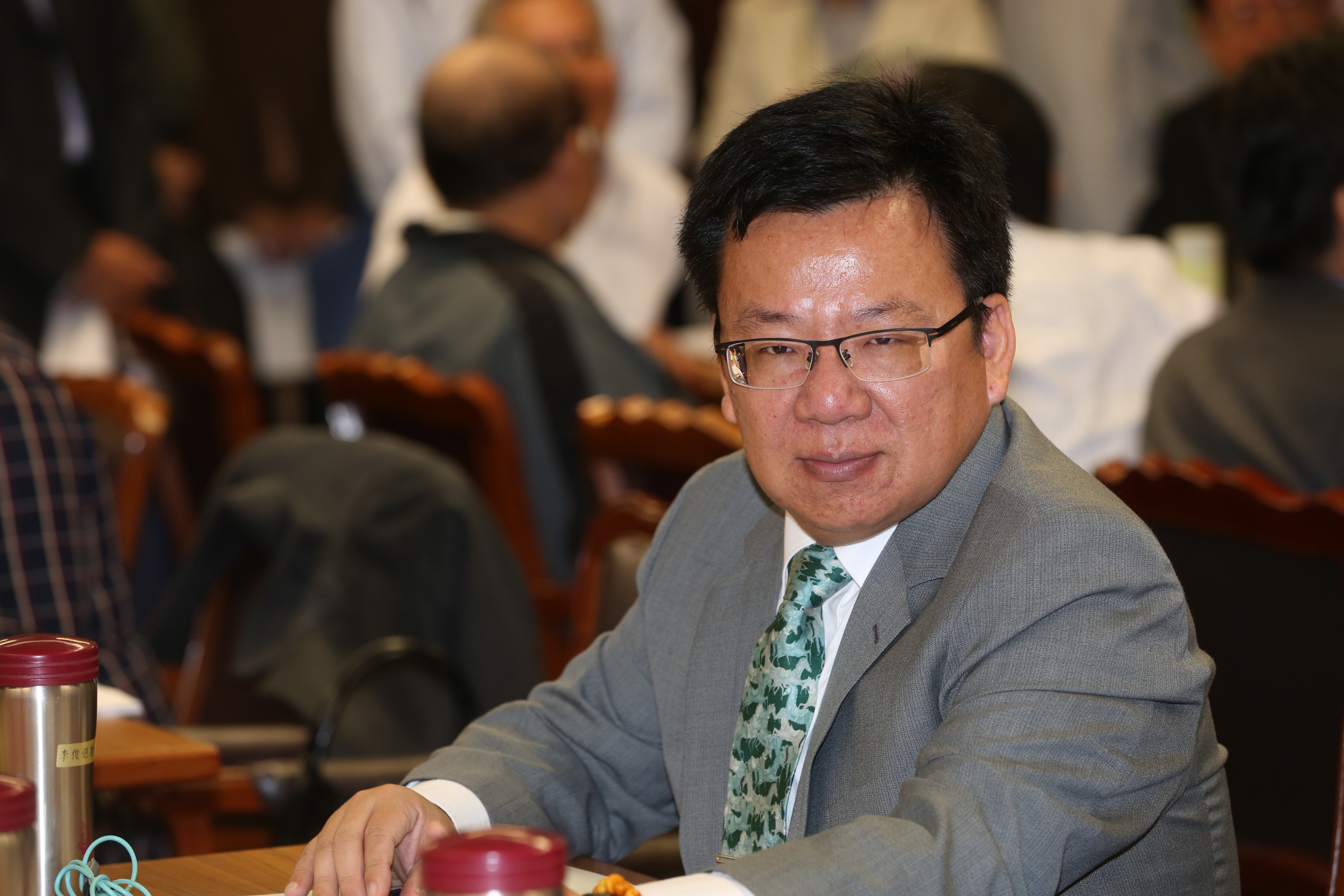 民進黨立委李俊俋提案，要求內政部3個月內研究解散涉及組織犯罪的政黨。 