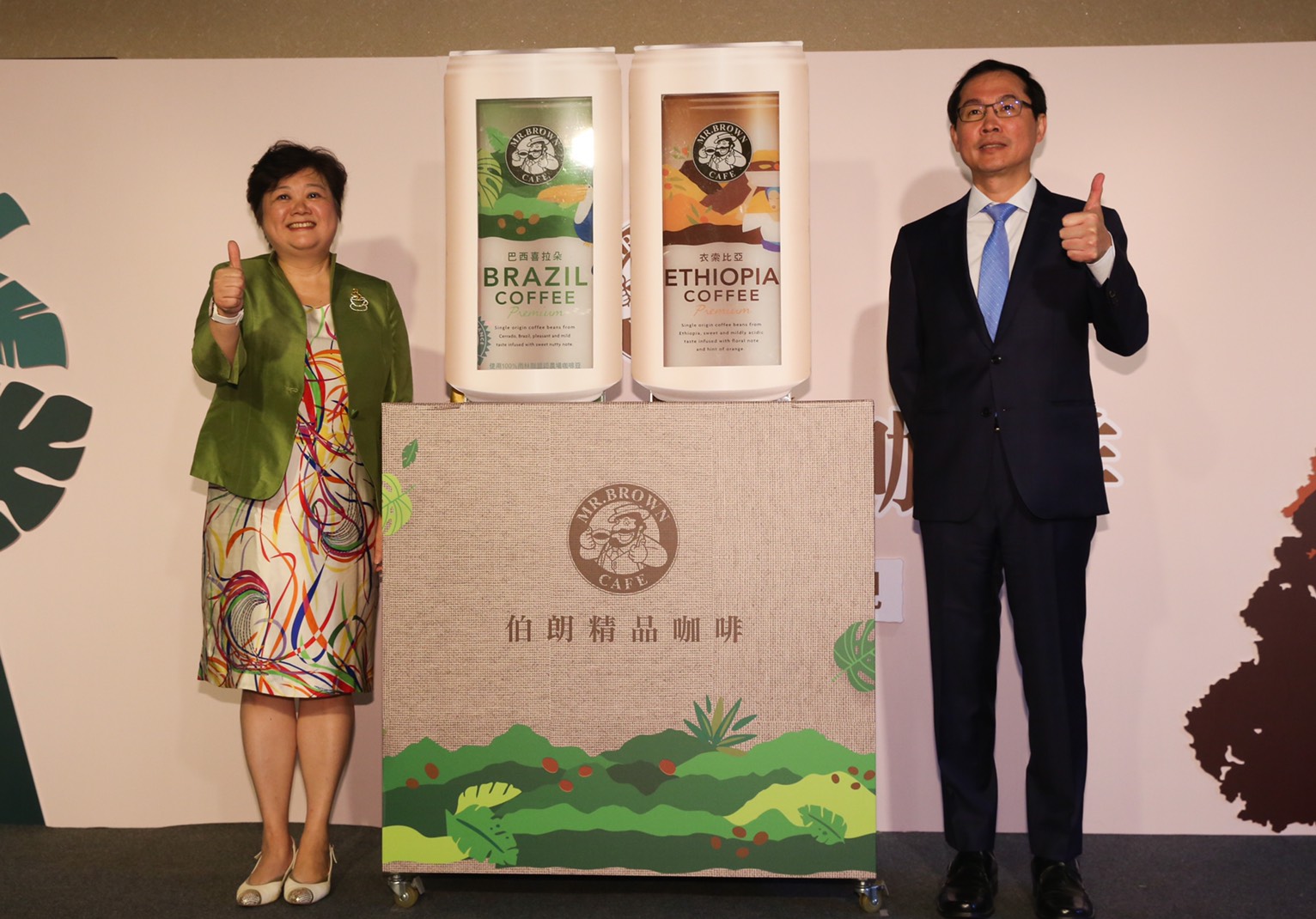 國內罐裝咖啡龍頭金車集團推出巴西喜拉朵、衣索比亞精品咖啡，總經理李玉鼎（右）與金車飲料研究所經理吳怡玲說明產品優勢。