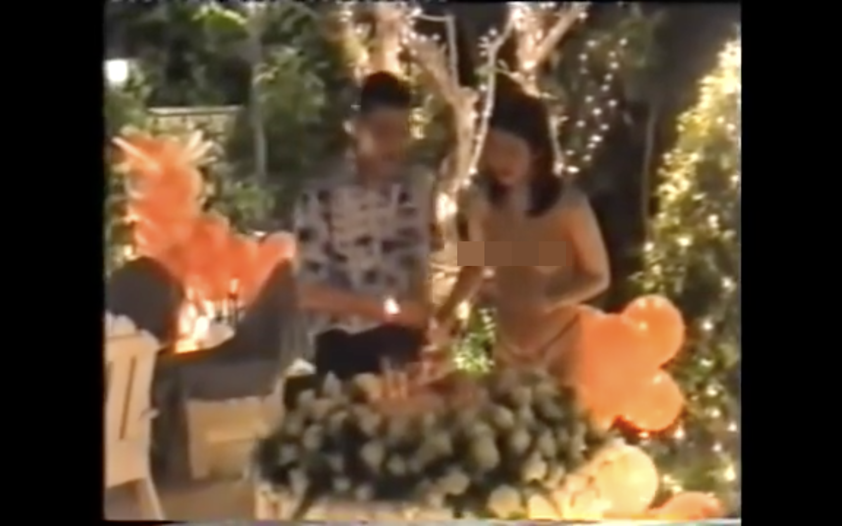 泰王遭爆與前妻大玩脫衣Cosplay。（翻攝Youtube）