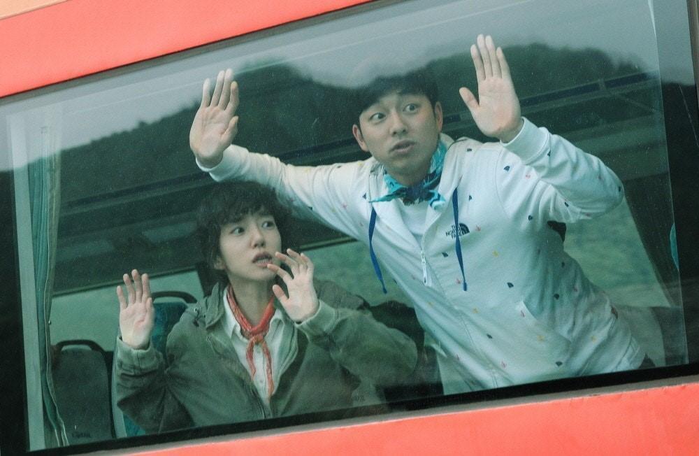 孔劉（右）與林秀晶因同遊濟州島傳出緋聞，之後兩人也不避嫌大方合拍《尋找金鐘旭》。