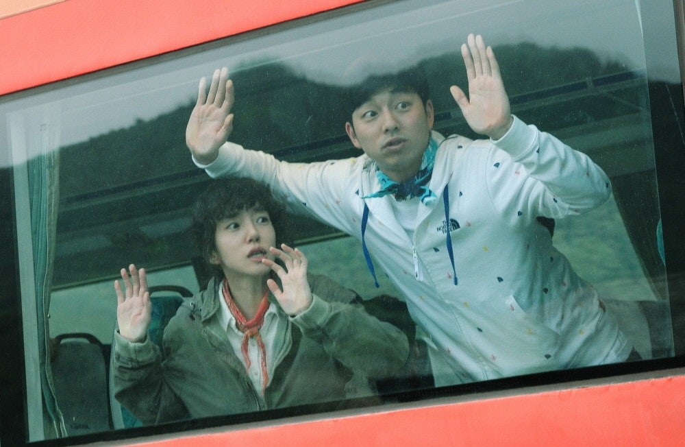 孔劉（右）與林秀晶因同遊濟州島傳出緋聞，之後兩人也不避嫌大方合拍《尋找金鐘旭》。