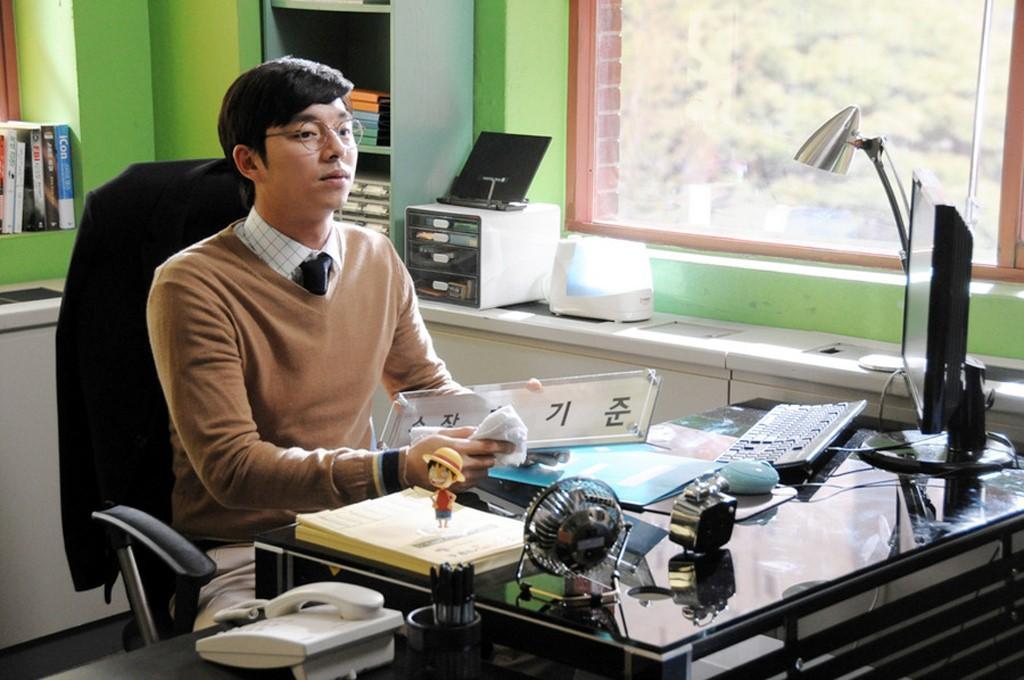 孔劉在電影《尋找完美先生》以二八分頭造型登場，角色呆板又有點笨拙。（翻攝自Naver）
