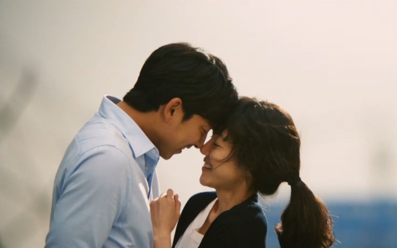 孔劉（左）及林秀晶在《尋找完美先生》有吻戲，導演張裕貞爆料兩人在現場狂NG。（翻攝自Naver）