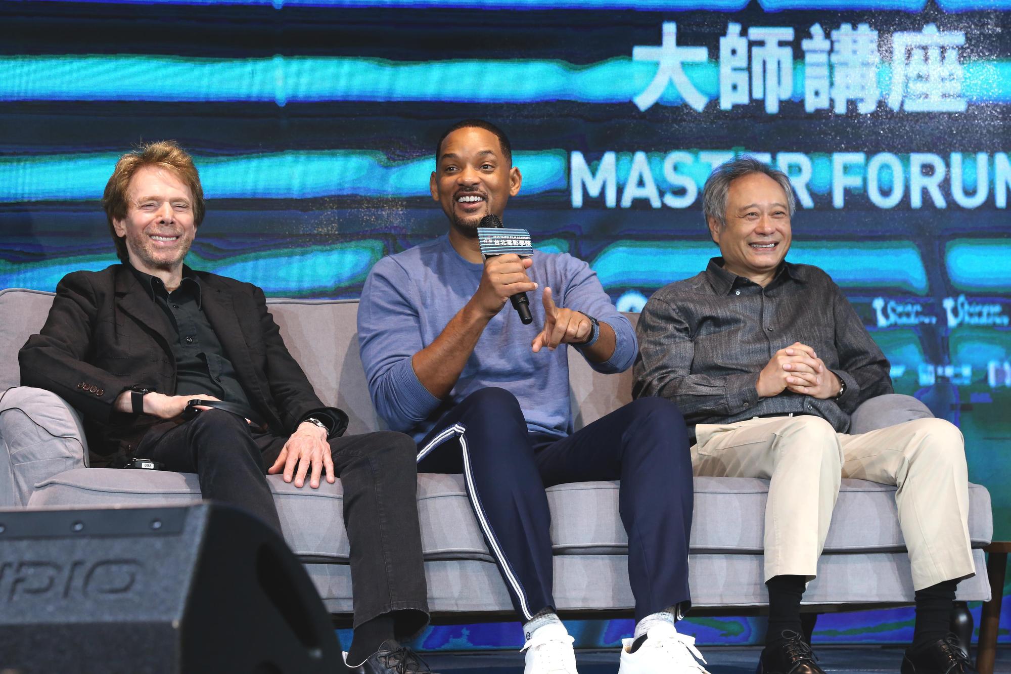 原本只有製片傑瑞布洛克海默（左）、導演李安（右）出席的「2019台北電影學院大師講堂」，沒想到威爾史密斯（中）突襲現身。（台北市電影委員會提供）