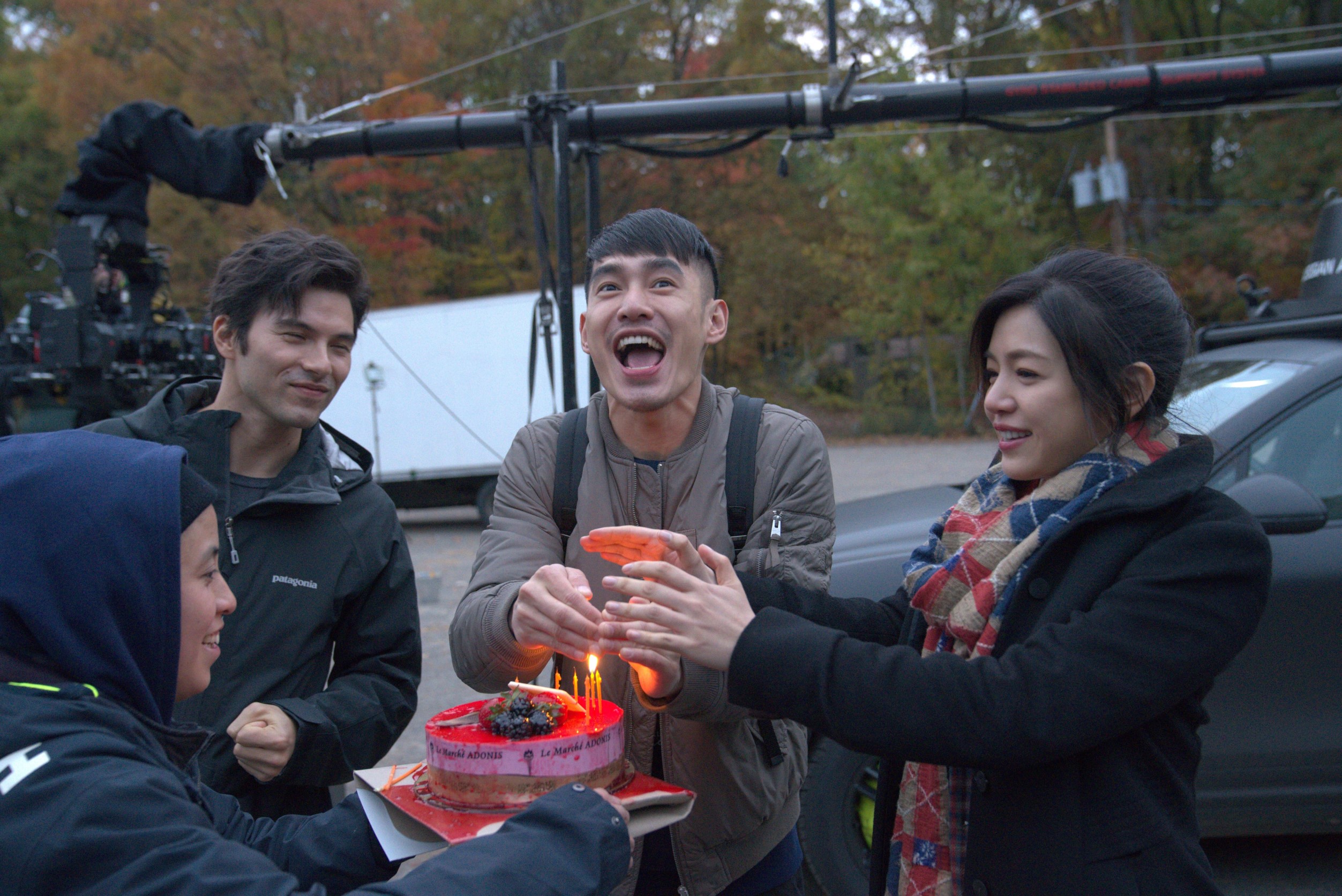 張書豪(中)拍戲過生日,鳳小岳(左)、陳妍希(右)與劇組一起送上蛋糕,之後陳妍希特地去買壽星念念不忘的拉麵。(好好看文創提供)