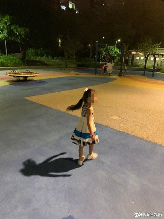 汪小菲在微博上PO出帶女兒在公園遊玩的照片,小玥兒長髮飄飄,穿著連身裙,甩馬尾的樣子像極了媽媽大S。(翻攝自汪小菲微博)