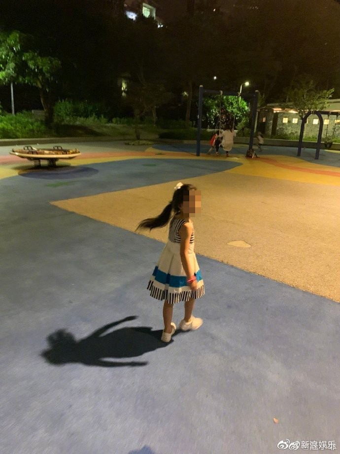 汪小菲在微博上PO出帶女兒在公園遊玩的照片，小玥兒長髮飄飄，穿著連身裙，甩馬尾的樣子像極了媽媽大S。（翻攝自汪小菲微博）
