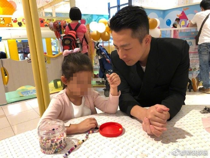 汪小菲成了「女兒控」，只要一家出遊都和女兒形影不離。（翻攝自汪小菲微博）