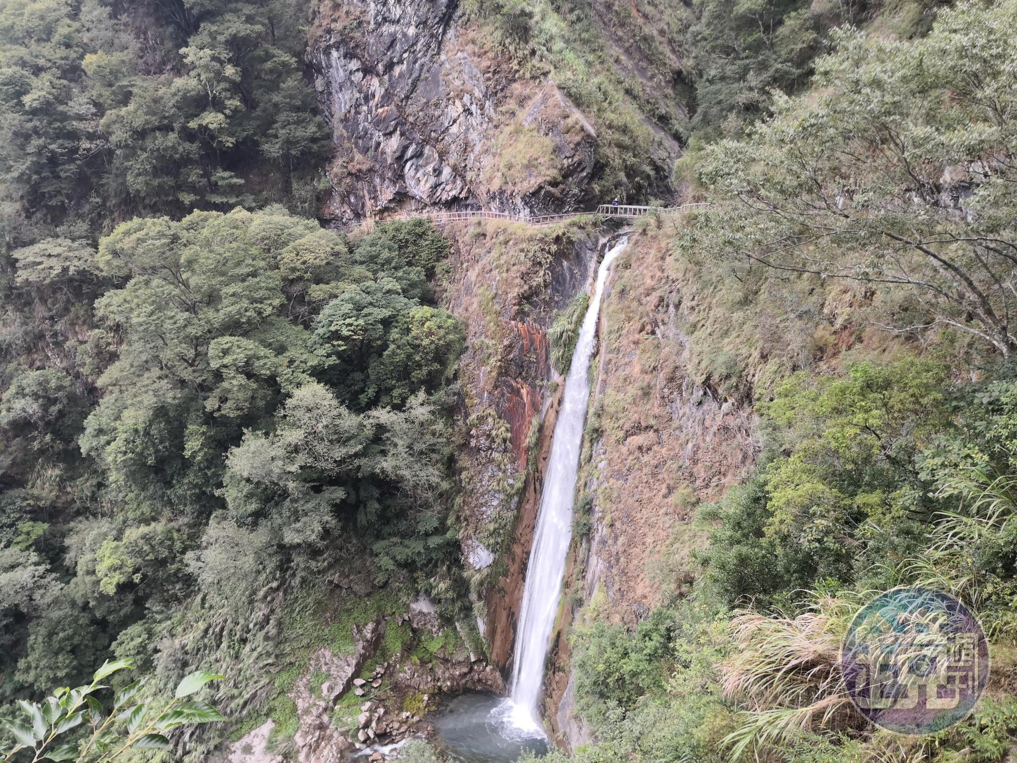 雲龍瀑布是八通關古道上最具氣勢的懸谷式瀑布。