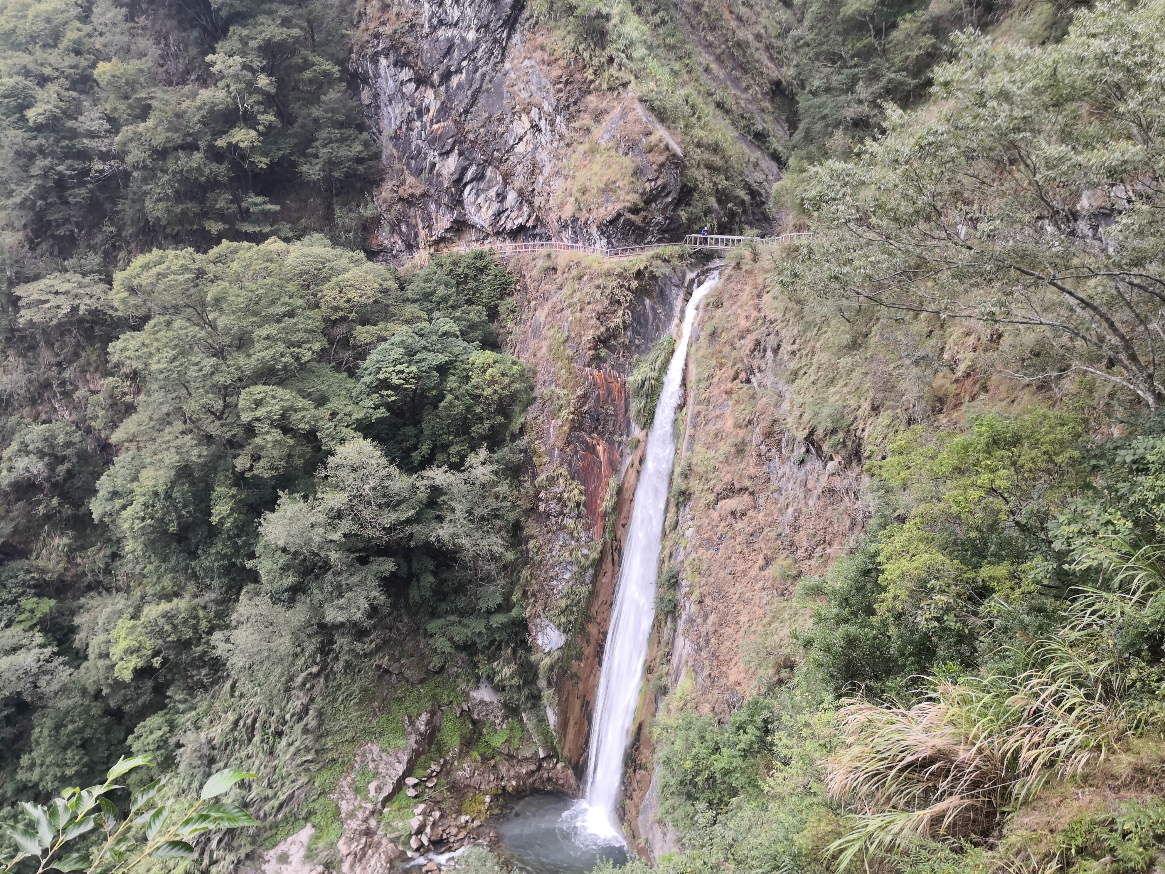 雲龍瀑布是八通關古道上最具氣勢的懸谷式瀑布。