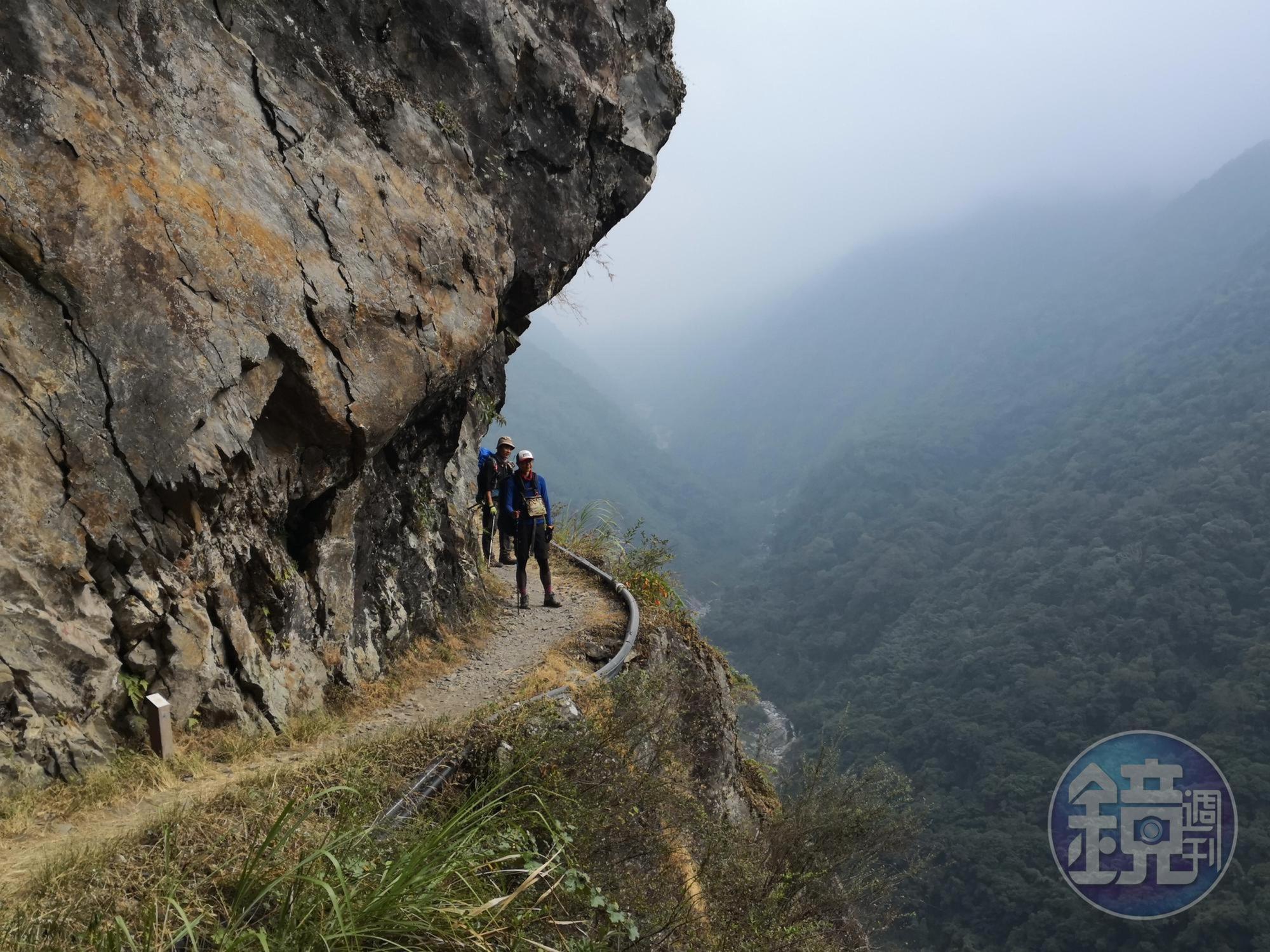八通關古道多處為狹窄山腰路,下方為陳有蘭溪,與錐麓古道相似。
