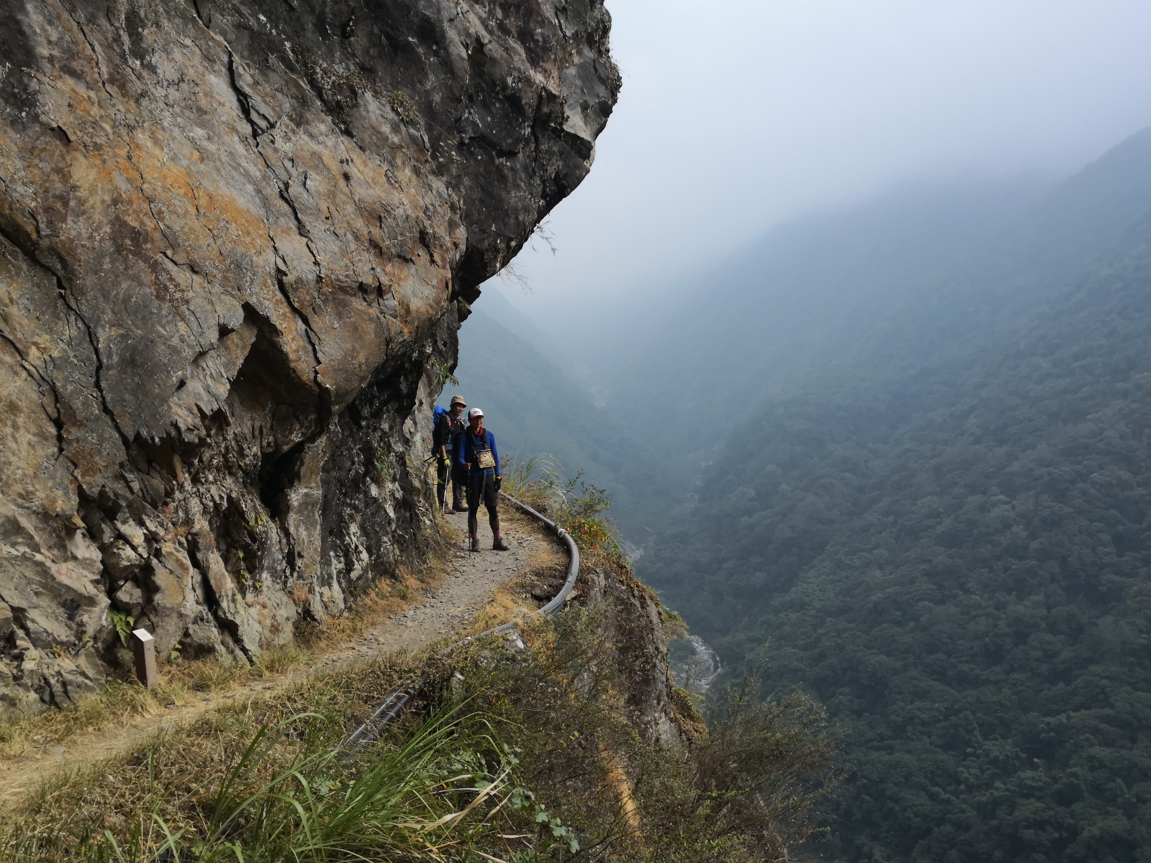 八通關古道多處為狹窄山腰路，下方為陳有蘭溪，與錐麓古道相似。