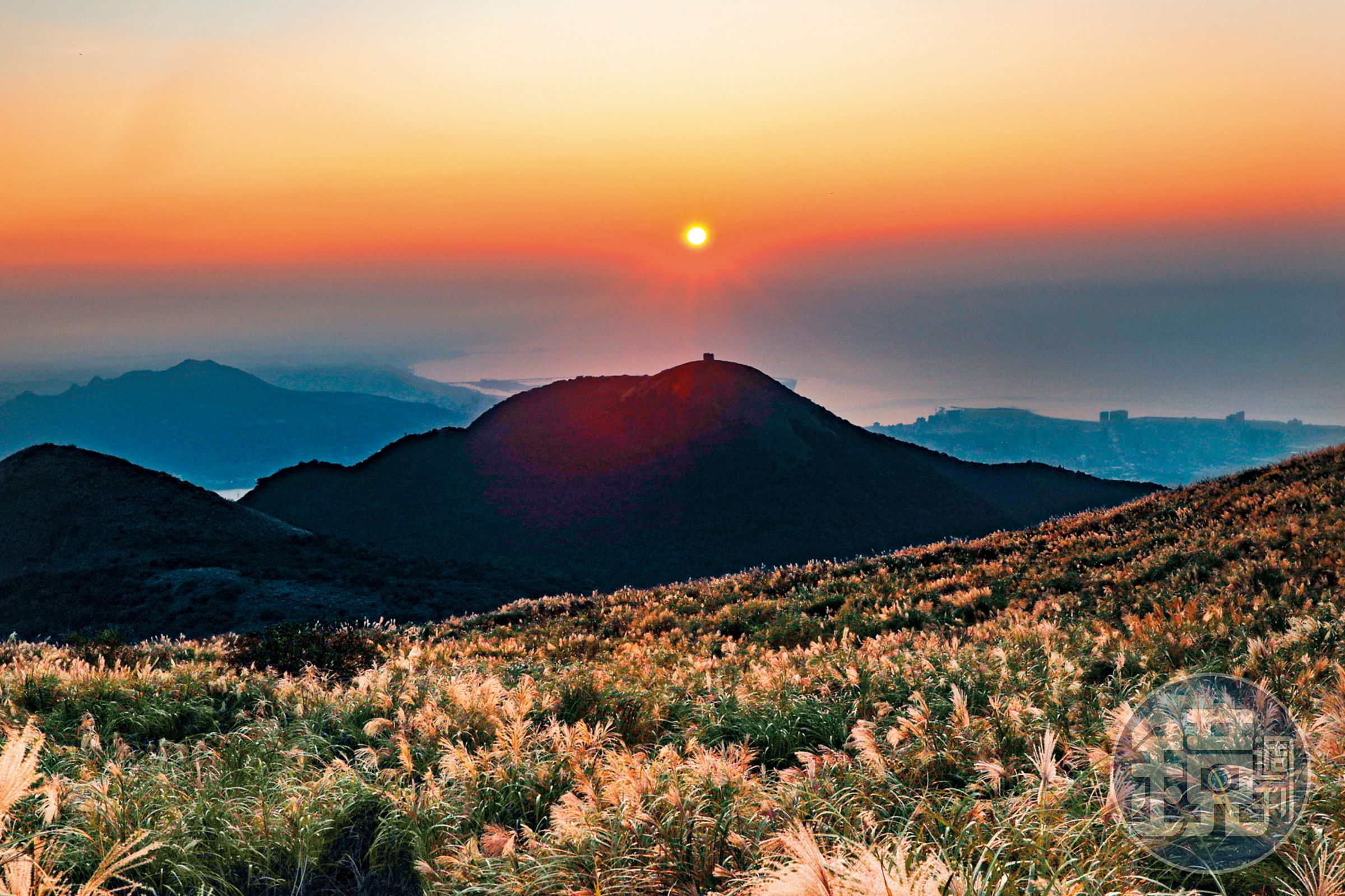 大屯山助航站一帶，能夠將遠景海平面、淡水河、向天山與面天山，以及夕照與芒花的層層美景，一次盡收眼底。