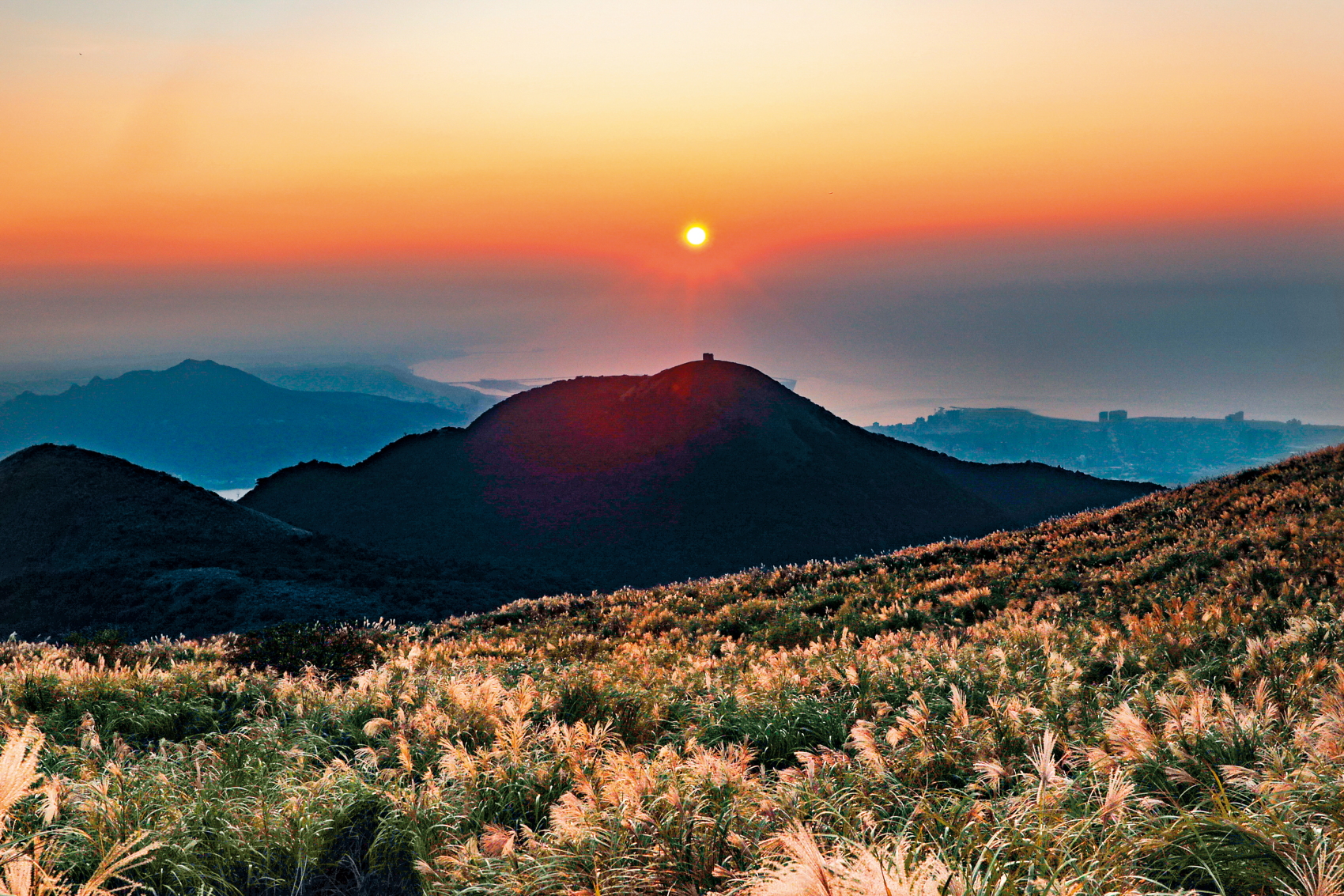 大屯山助航站一帶，能夠將遠景海平面、淡水河、向天山與面天山，以及夕照與芒花的層層美景，一次盡收眼底。