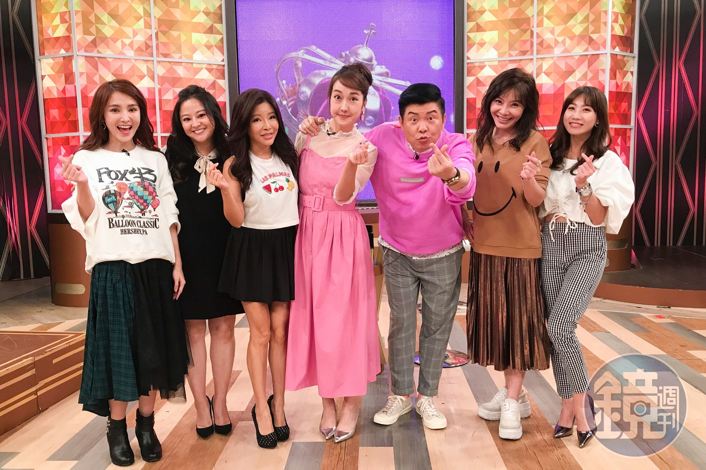 《一袋女王》日前邀請陳子玄、咪咪、李愛綺、何嘉文及甄莉分享自己在婚姻路上曾遭遇差點出軌的故事。（衛視）