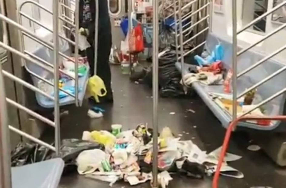 民眾響應「垃圾列車」攝影比賽,上傳地鐵髒亂不堪的照片。(翻攝自https://trashtrain.net)