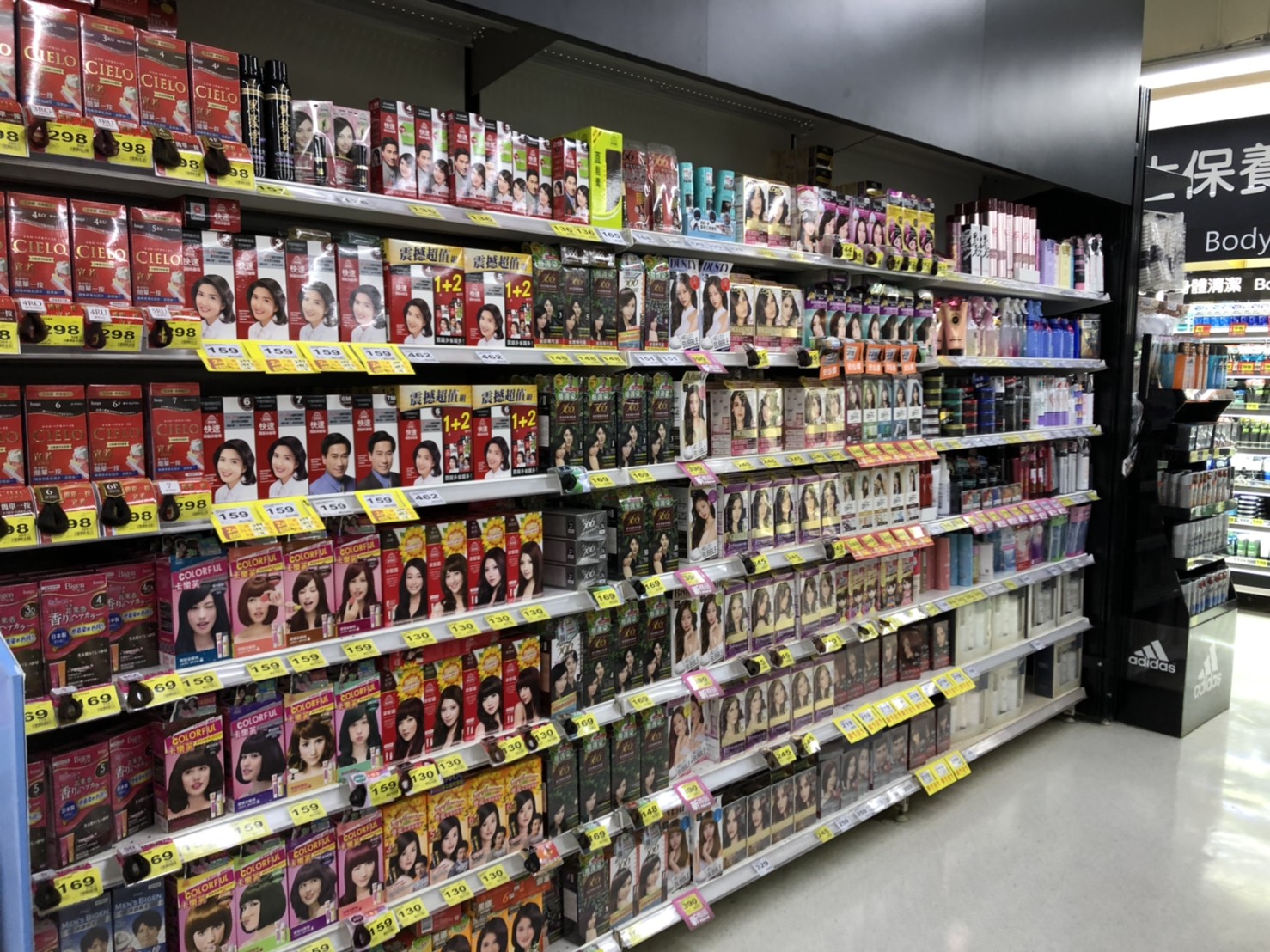 食藥署今公告，要求相關產品必須加註「染、燙髮需相隔一週」。