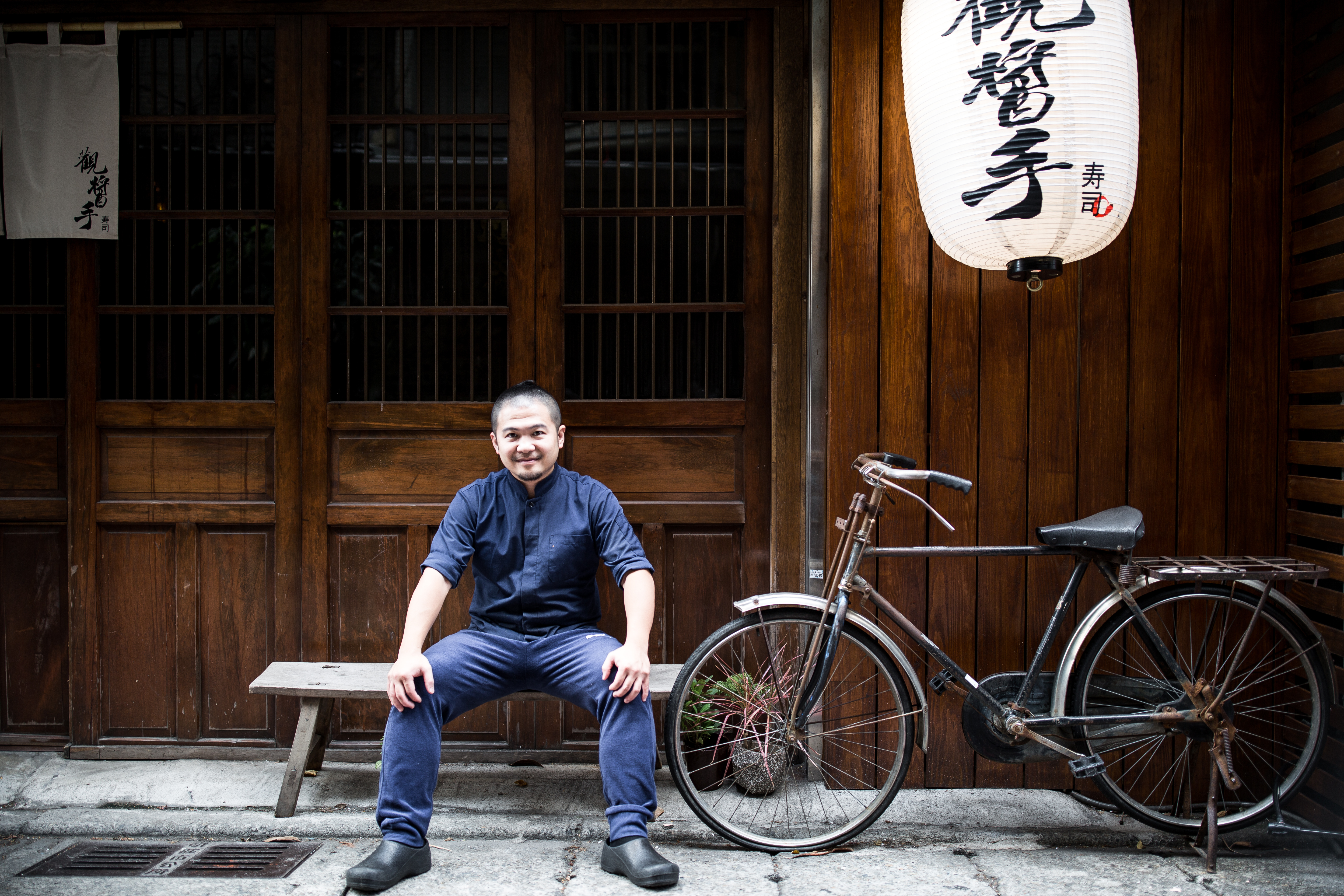 觀醬手壽司位於巷內，主廚偉倫從做學徒開始，專攻日式料理至今已十五年。