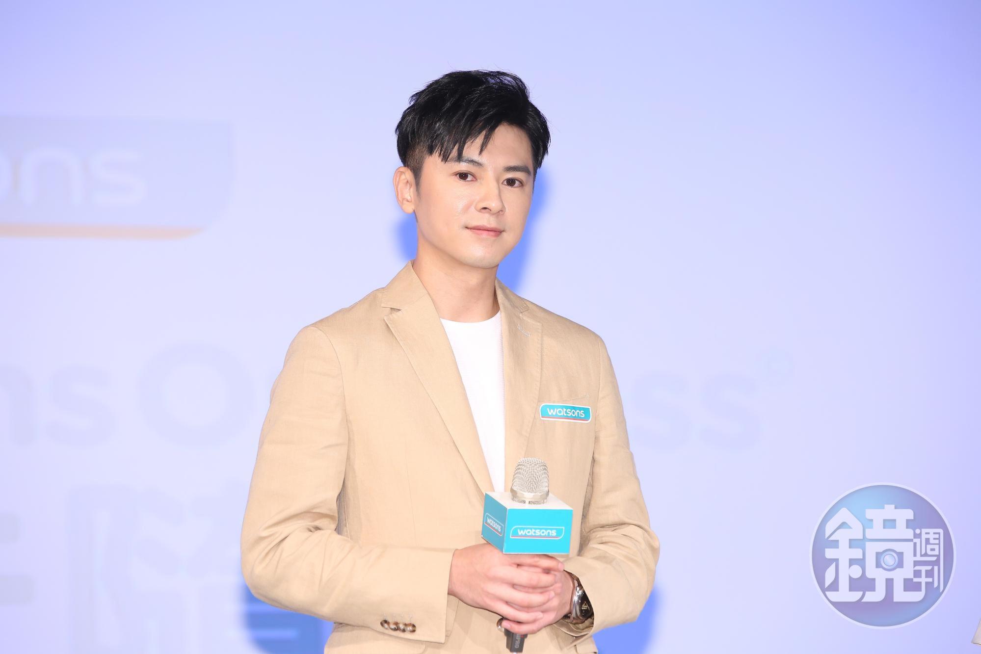 李國毅對於與橘子學姊的15年情始終以「好朋友」、「家人」做解釋。