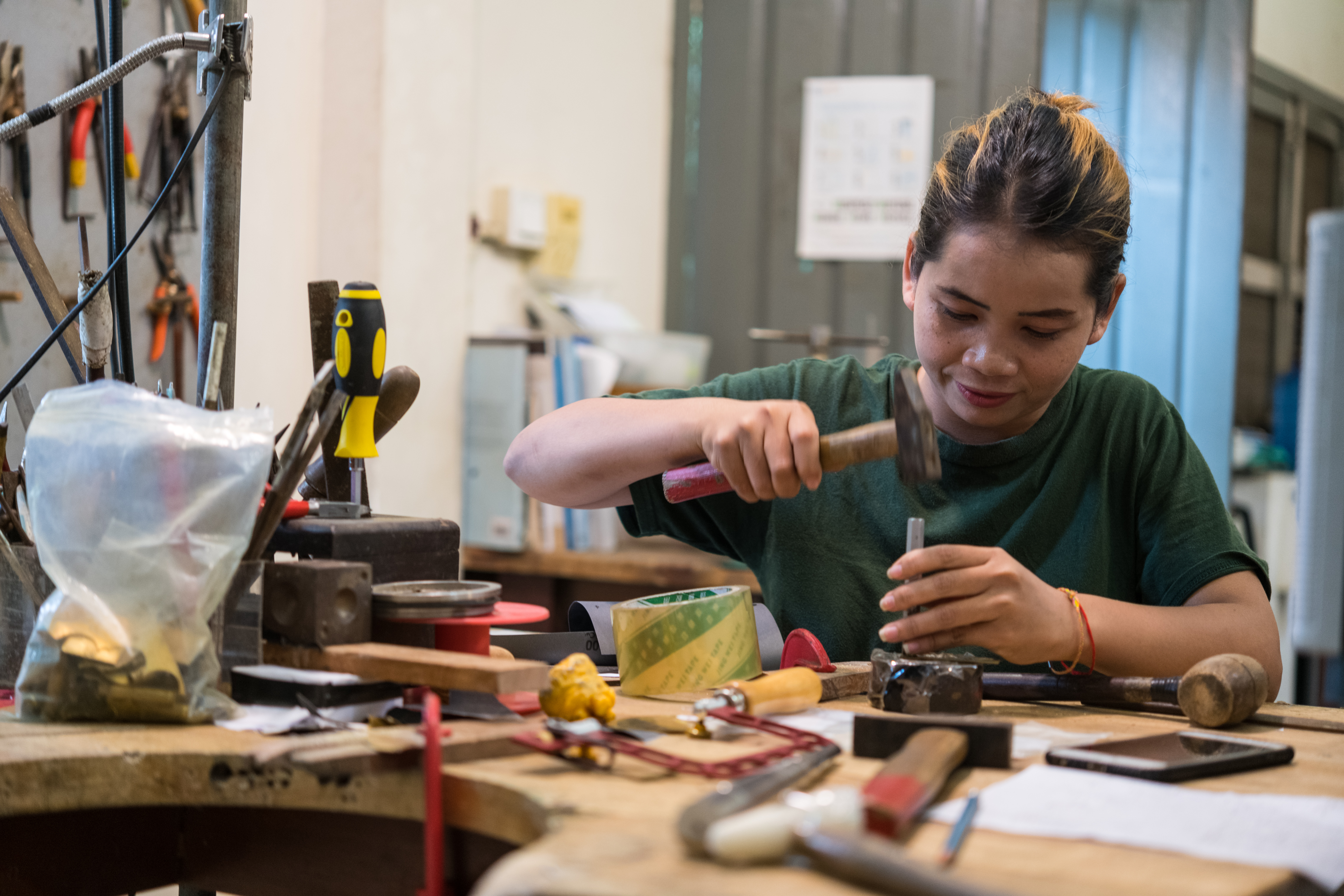 Nynary是教導旅客製作的老師之一，也是柬埔寨的年輕工藝師。