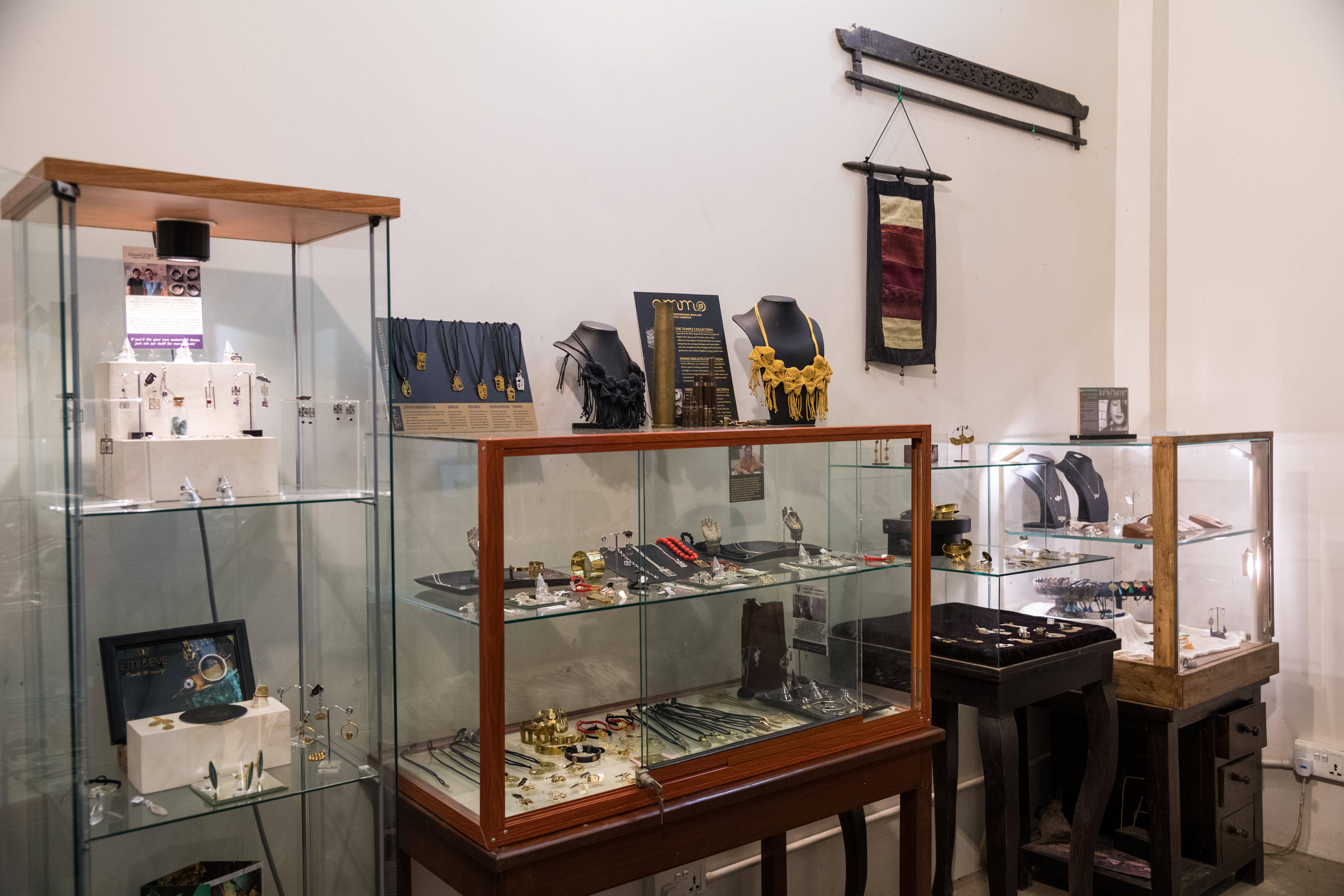 工作室後方的小房間，可以看見各種當地工藝師的作品，許多極富創意，並以吳哥窟為主題。
