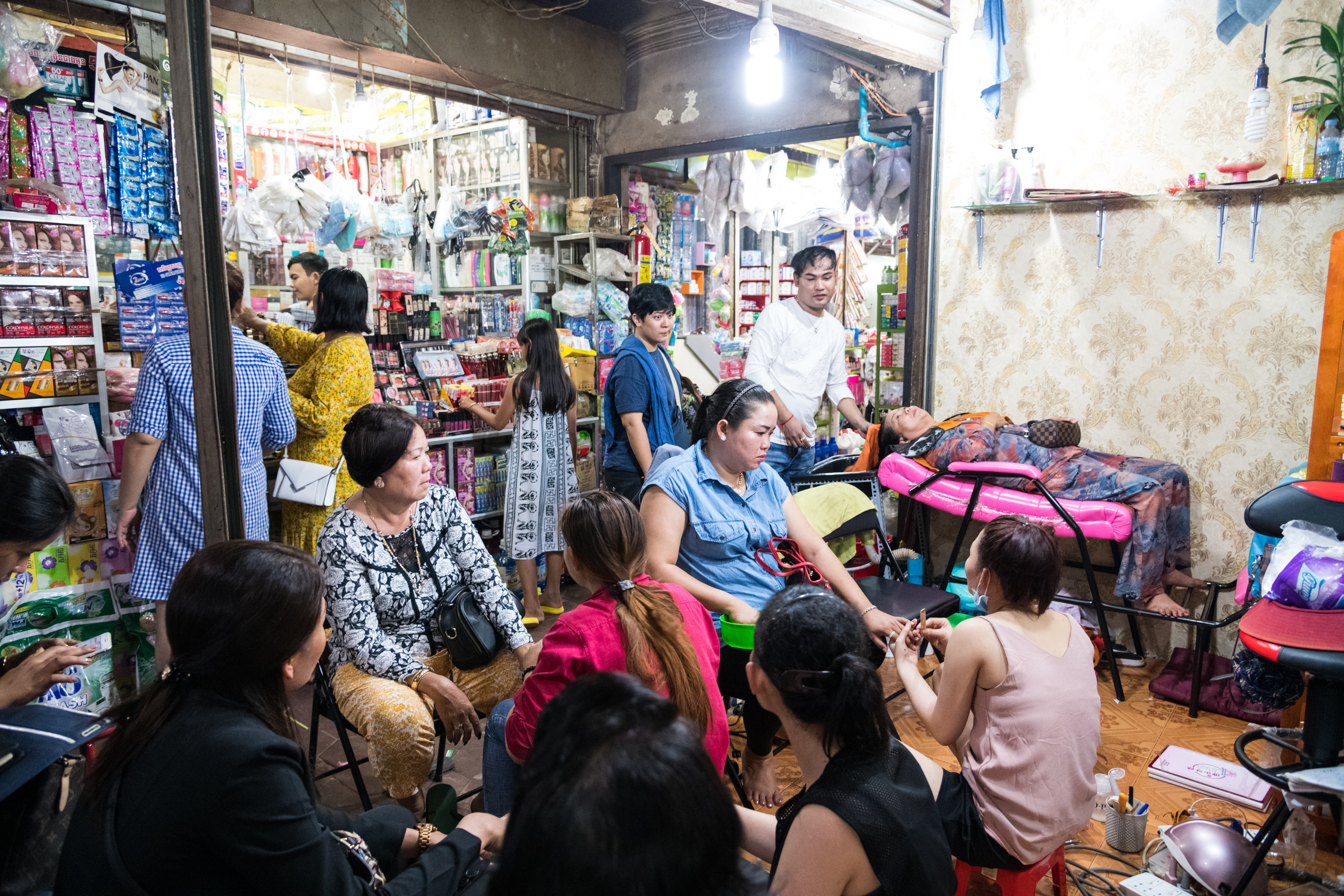 來到暹粒市區，可以來一場老市場洗頭體驗。