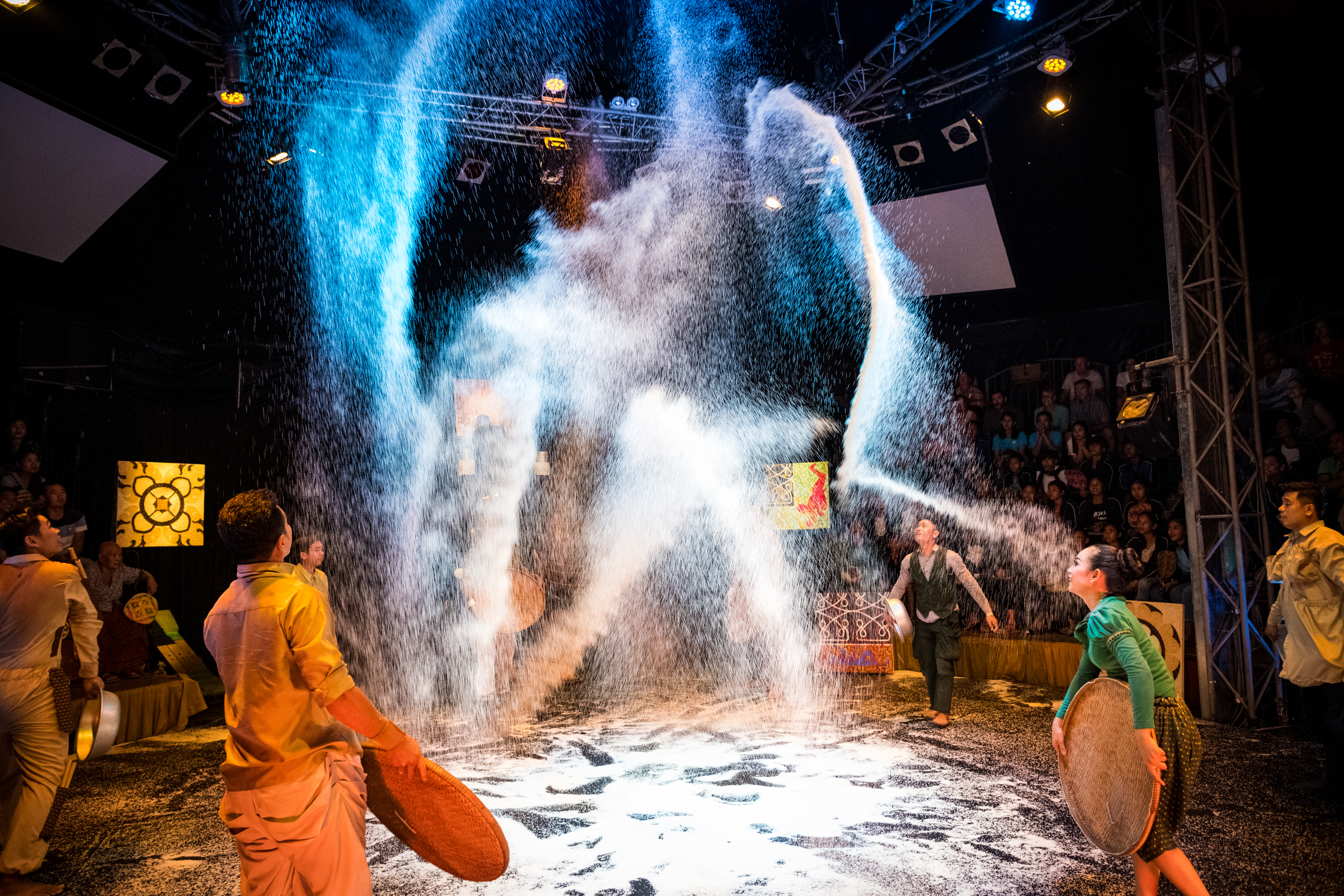 大量白米於舞台中跳躍，成為一場美麗的圖畫。