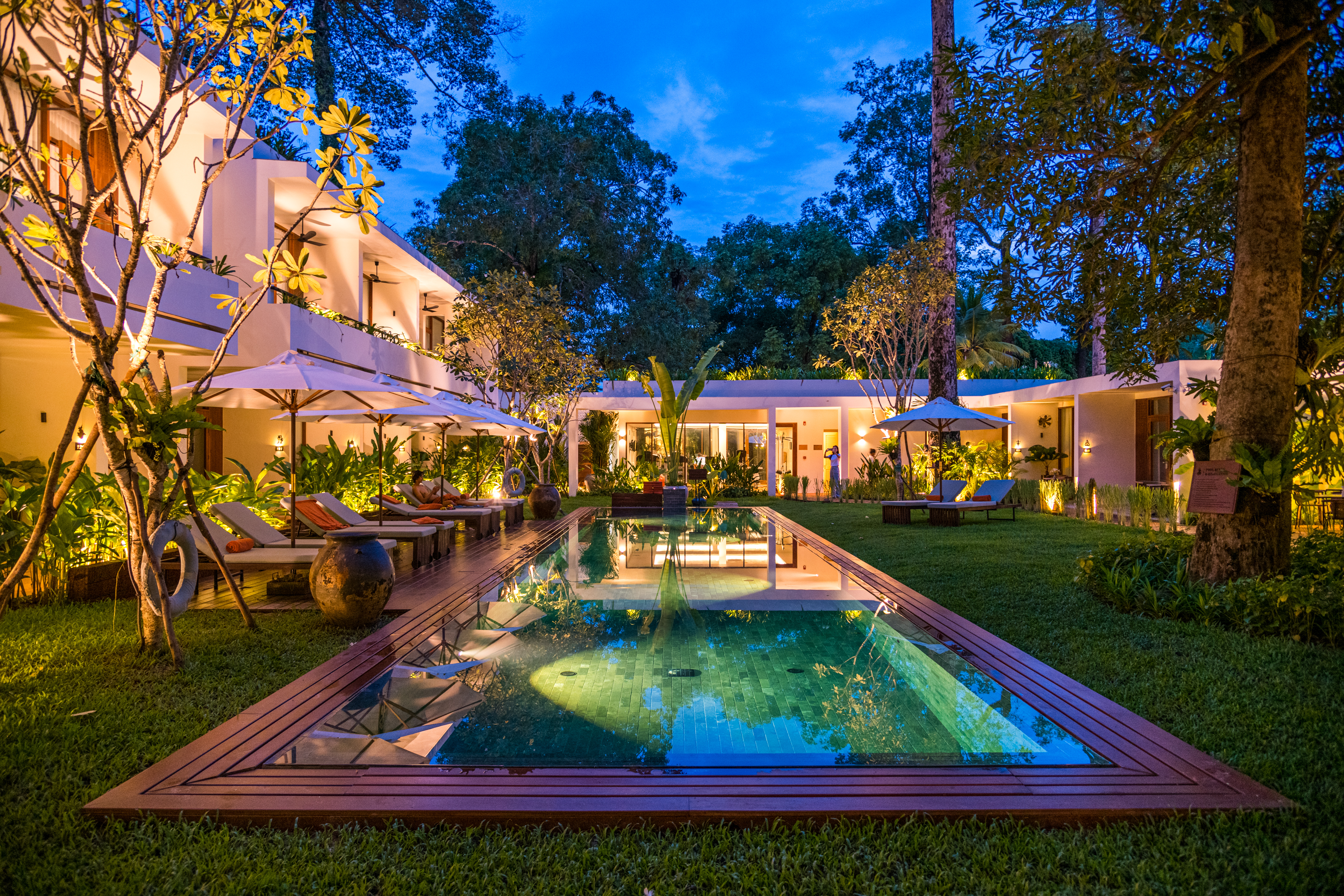 飯店內共有兩座鹹水游泳池,就建在花園裡頭。