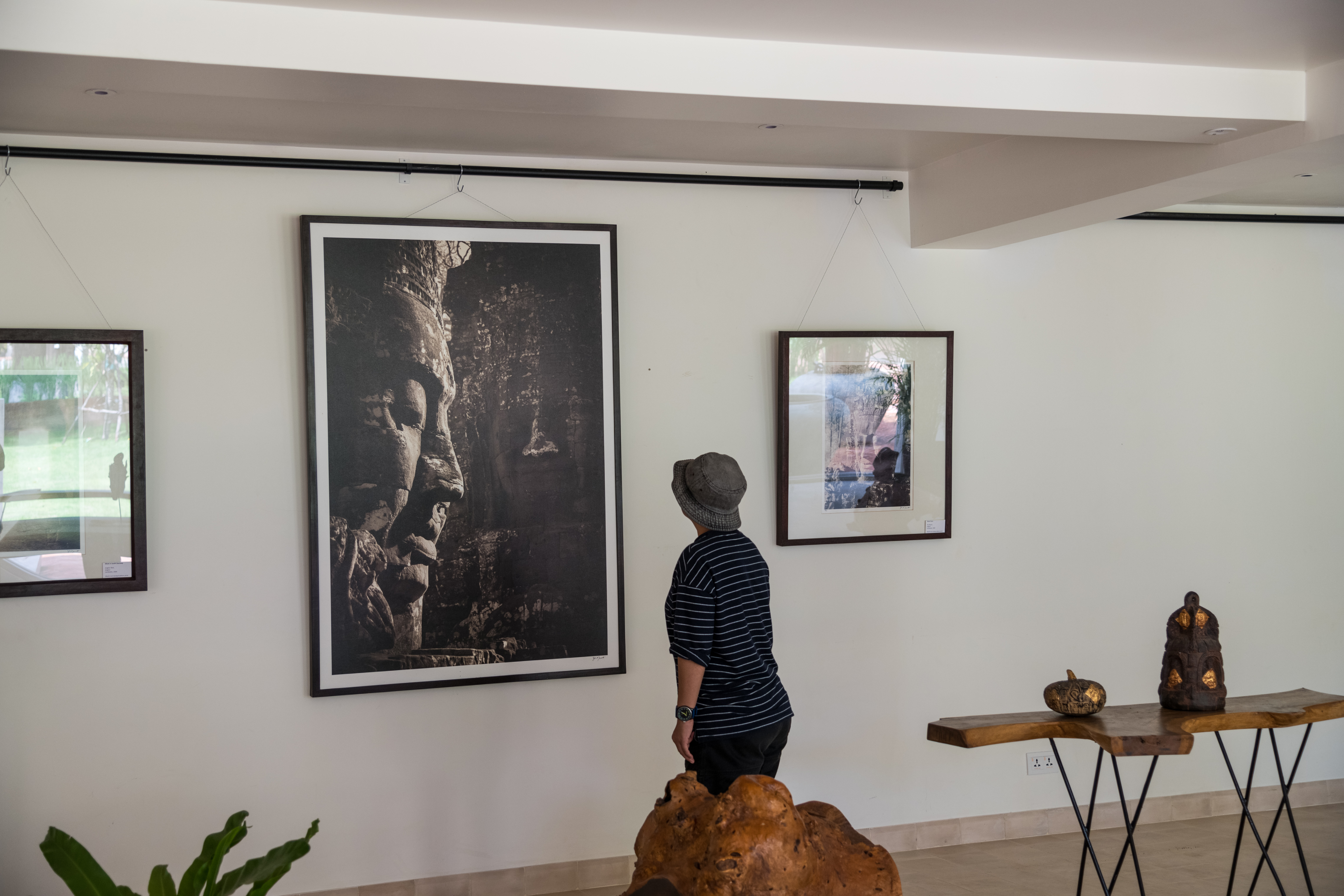 飯店內的展示藝廊區，展出黑白色調的吳哥窟攝影作品。