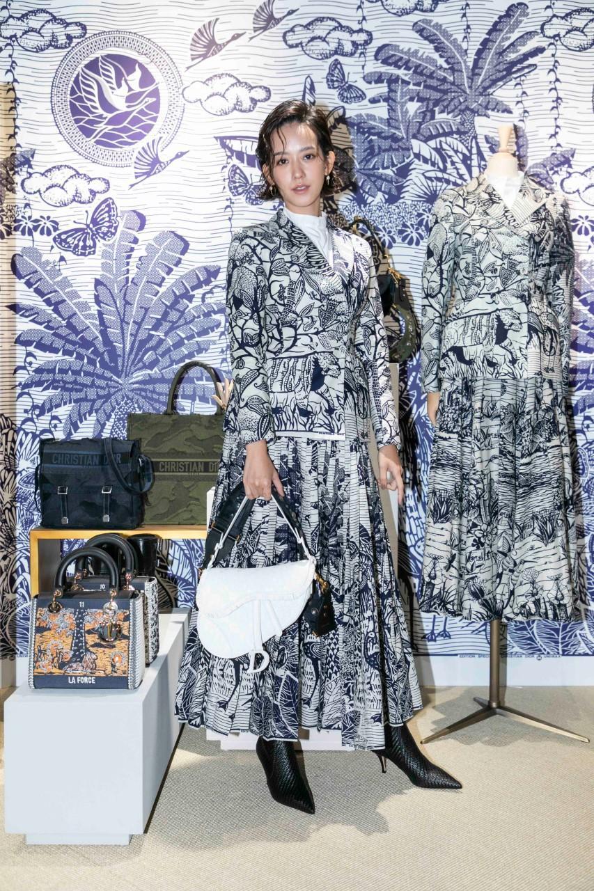 孟耿如透露以前怕花紋整身很凌亂,但穿上後發現很有協調性,搭配短靴則有帥氣感。靛藍蠟染法式棉質印花夾克NT$145,000、立領白色棉質襯衫NT$49,000、靛藍蠟染法式印花棉質長裙NT$110,000(Chris Yi提供)