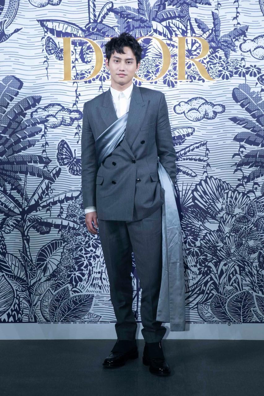 范少勳表示很期待看早春服裝。灰色羊毛馬海毛帆布西裝外套NT$135,000、灰色羊毛馬海毛帆布西裝褲NT$34,000、白色經典襯衫NT$19,500(Chris Yi提供)