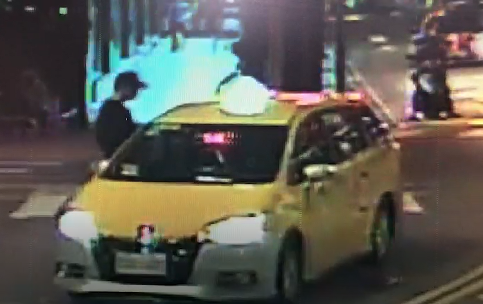凶嫌搭乘計程車逃逸無蹤。（翻攝畫面）